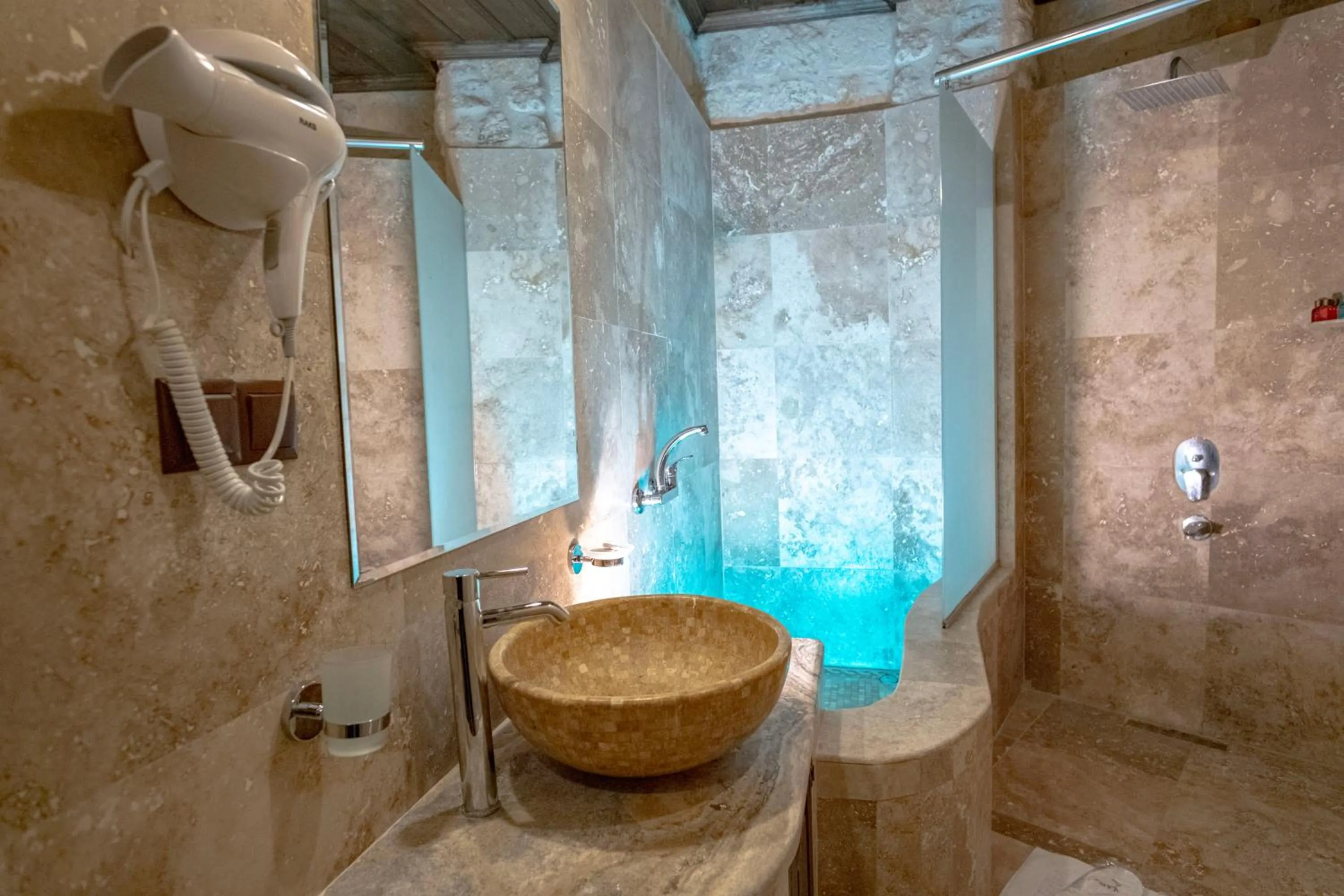 Shower in Kemerhan Cave Suites