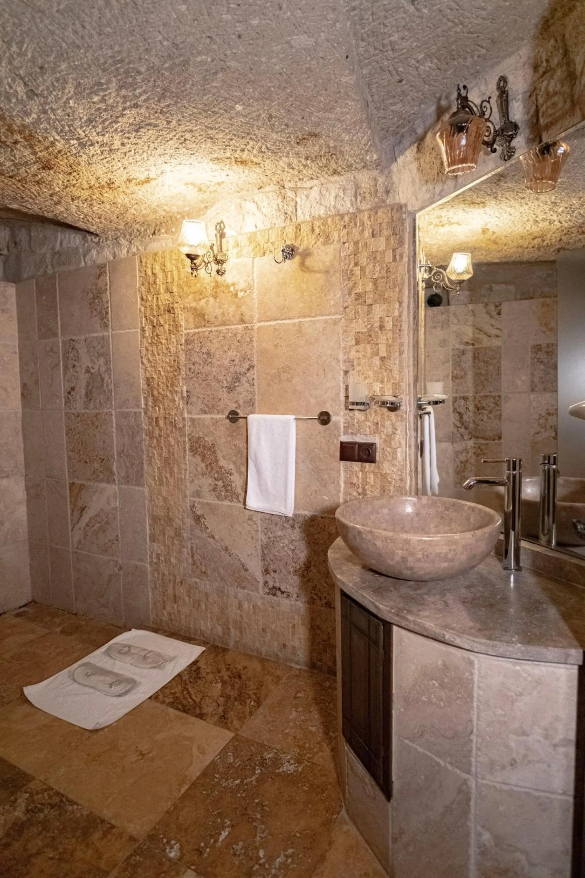 Shower in Kemerhan Cave Suites