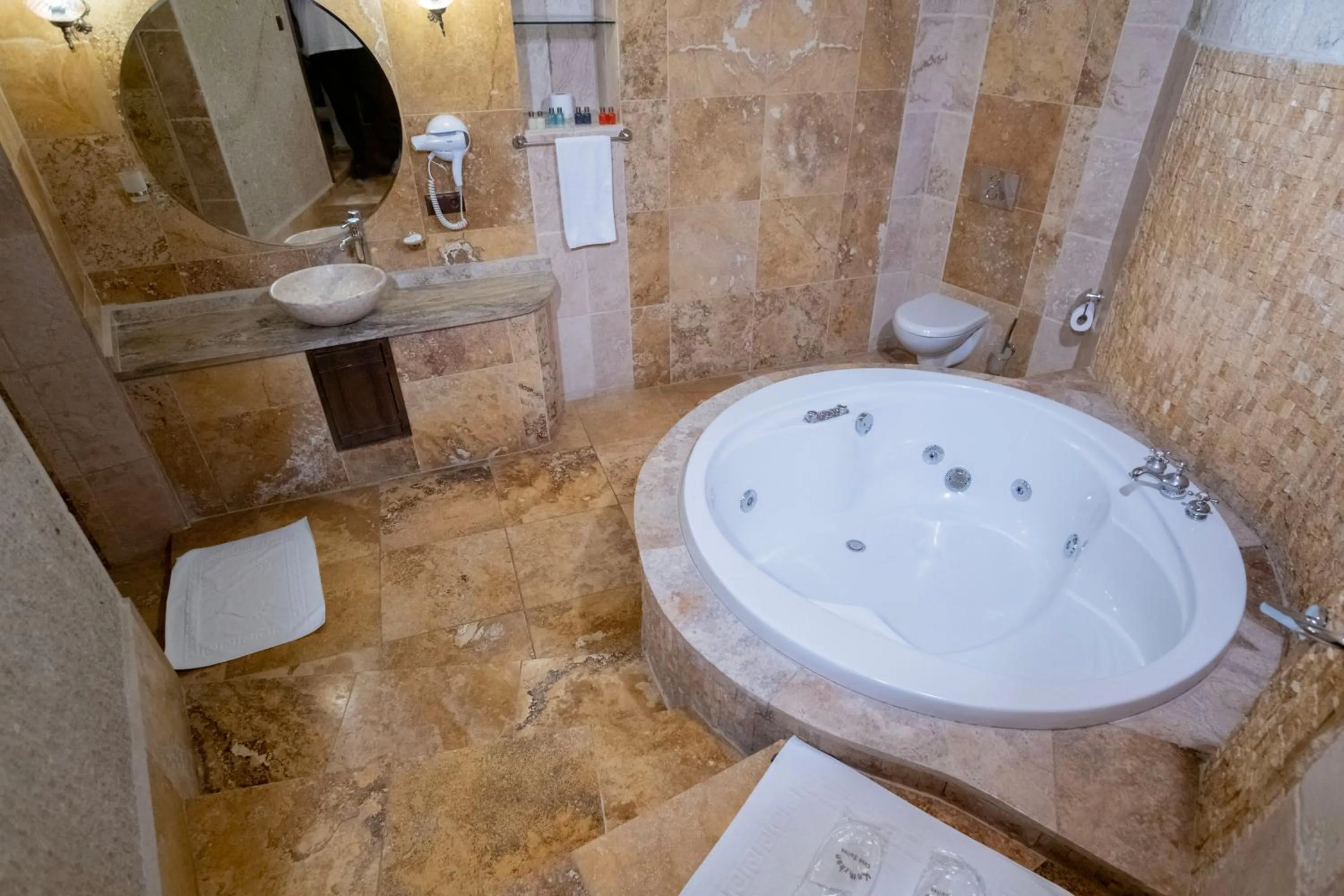 Shower in Kemerhan Cave Suites