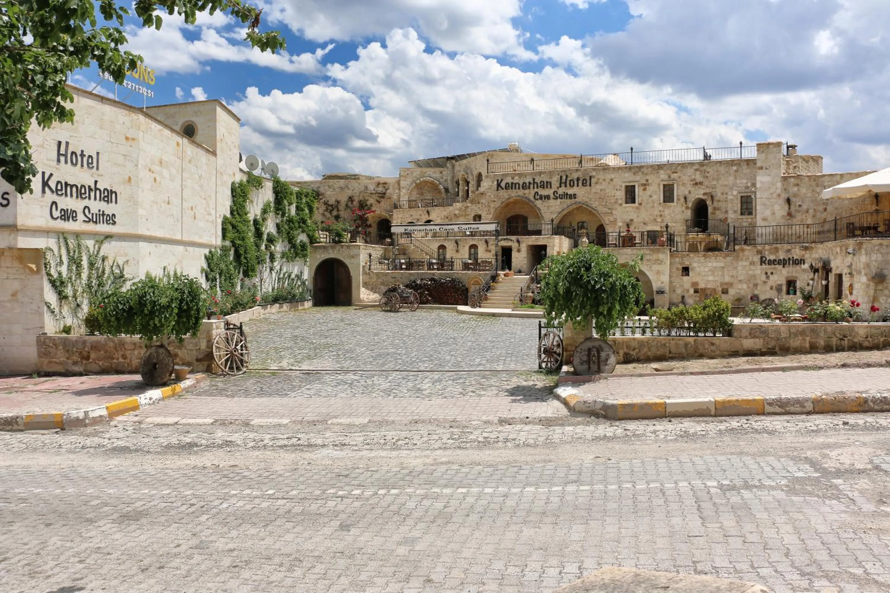 Facade/entrance in Kemerhan Cave Suites