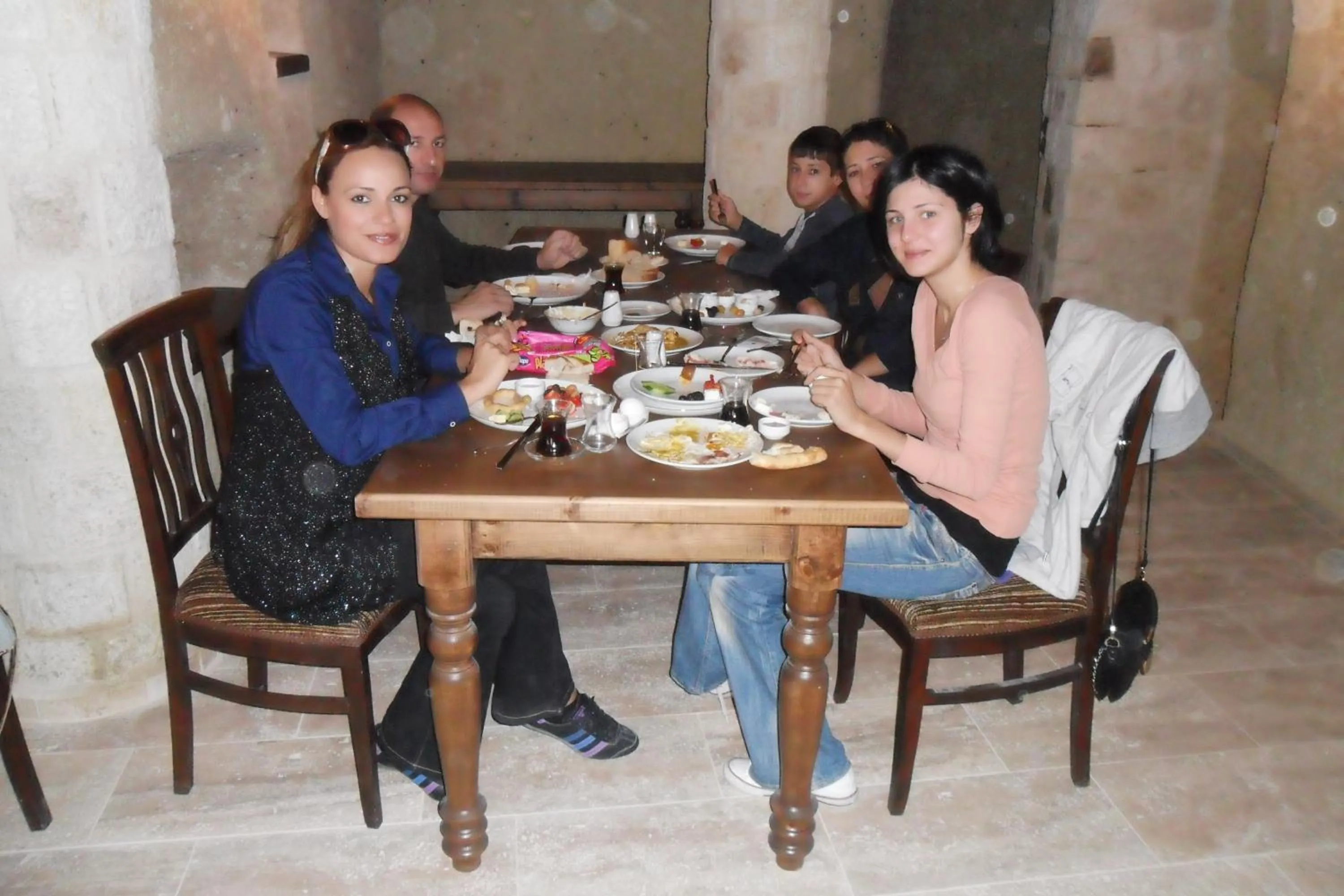 Restaurant/places to eat in Kemerhan Cave Suites