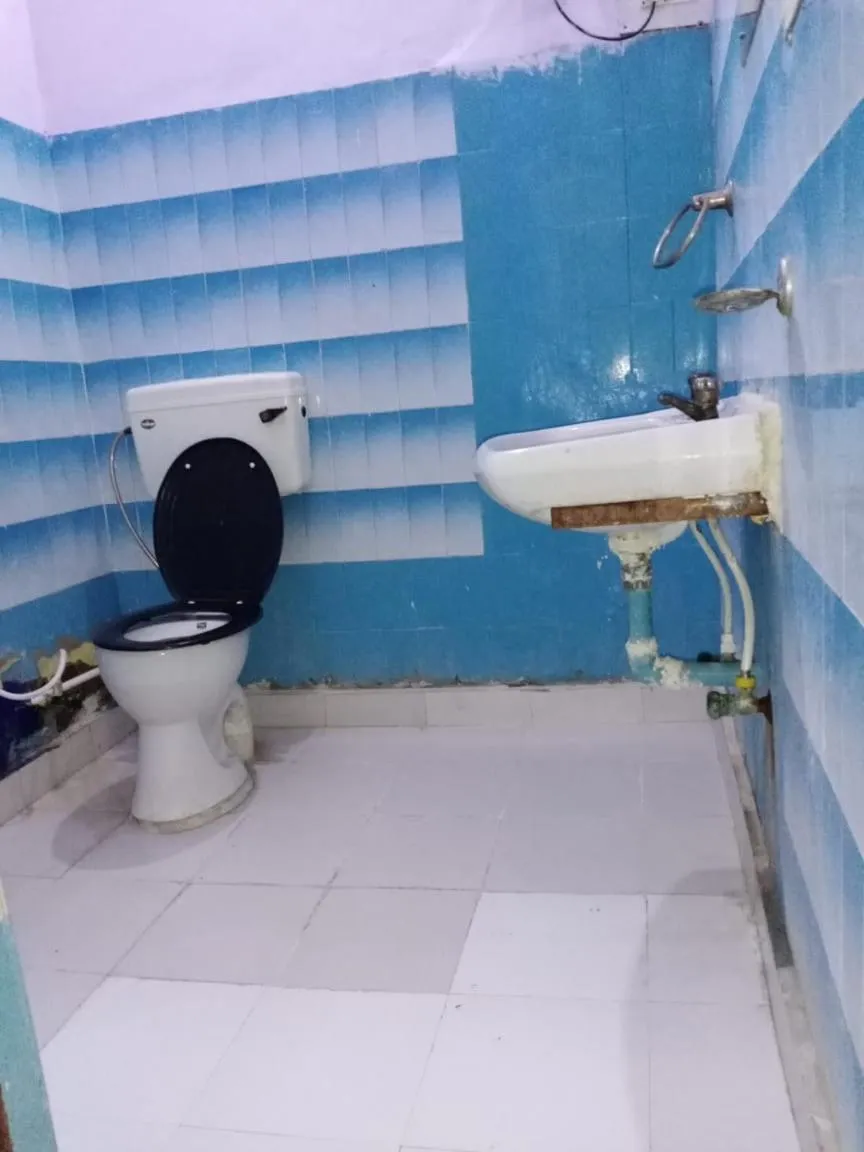 Bathroom in Hotel Raj