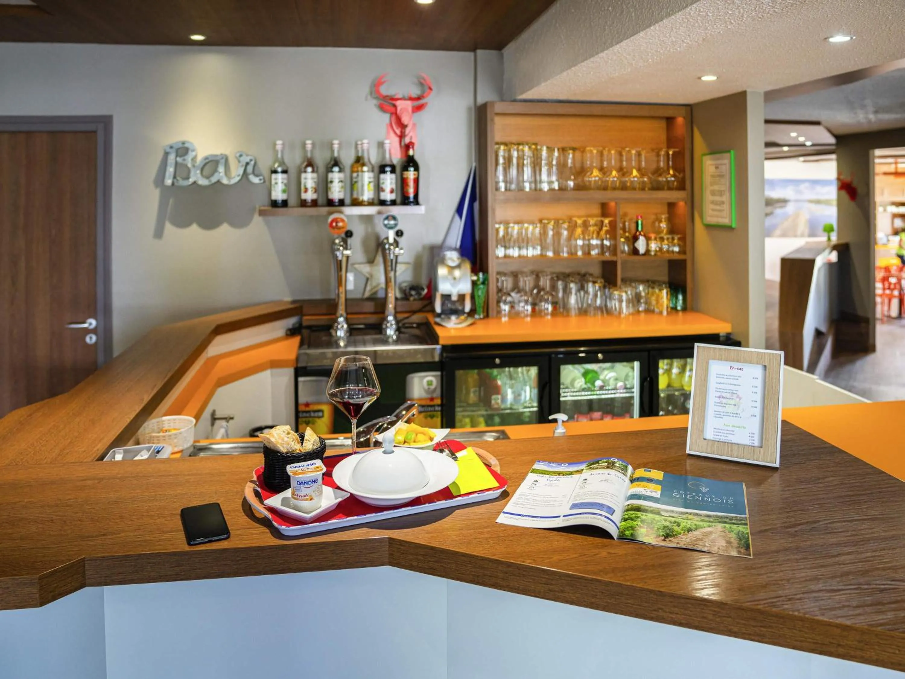 Lounge or bar in ibis Styles Gien