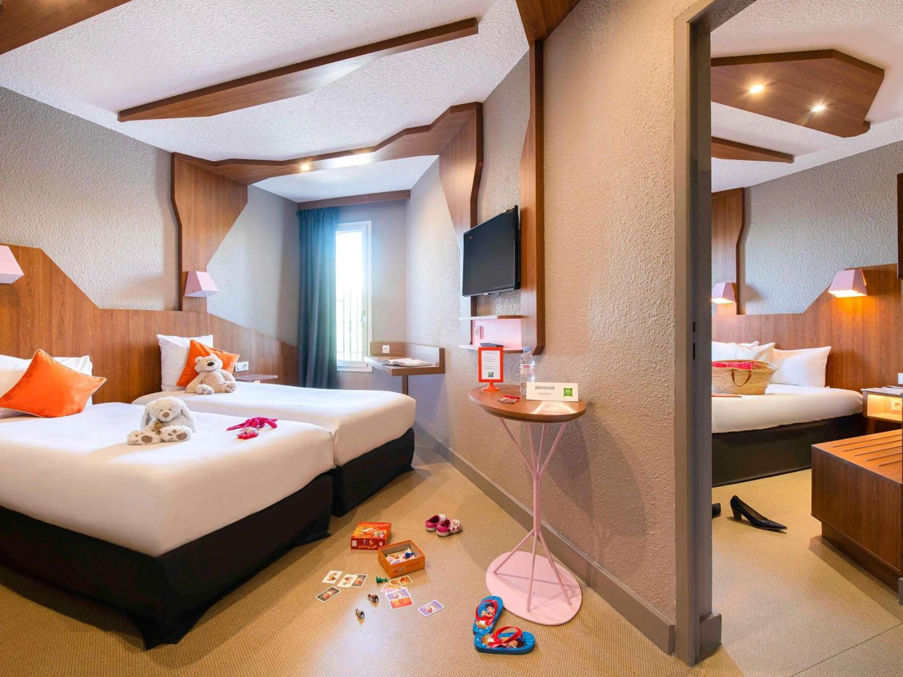 Property building, Bed in ibis Styles Gien