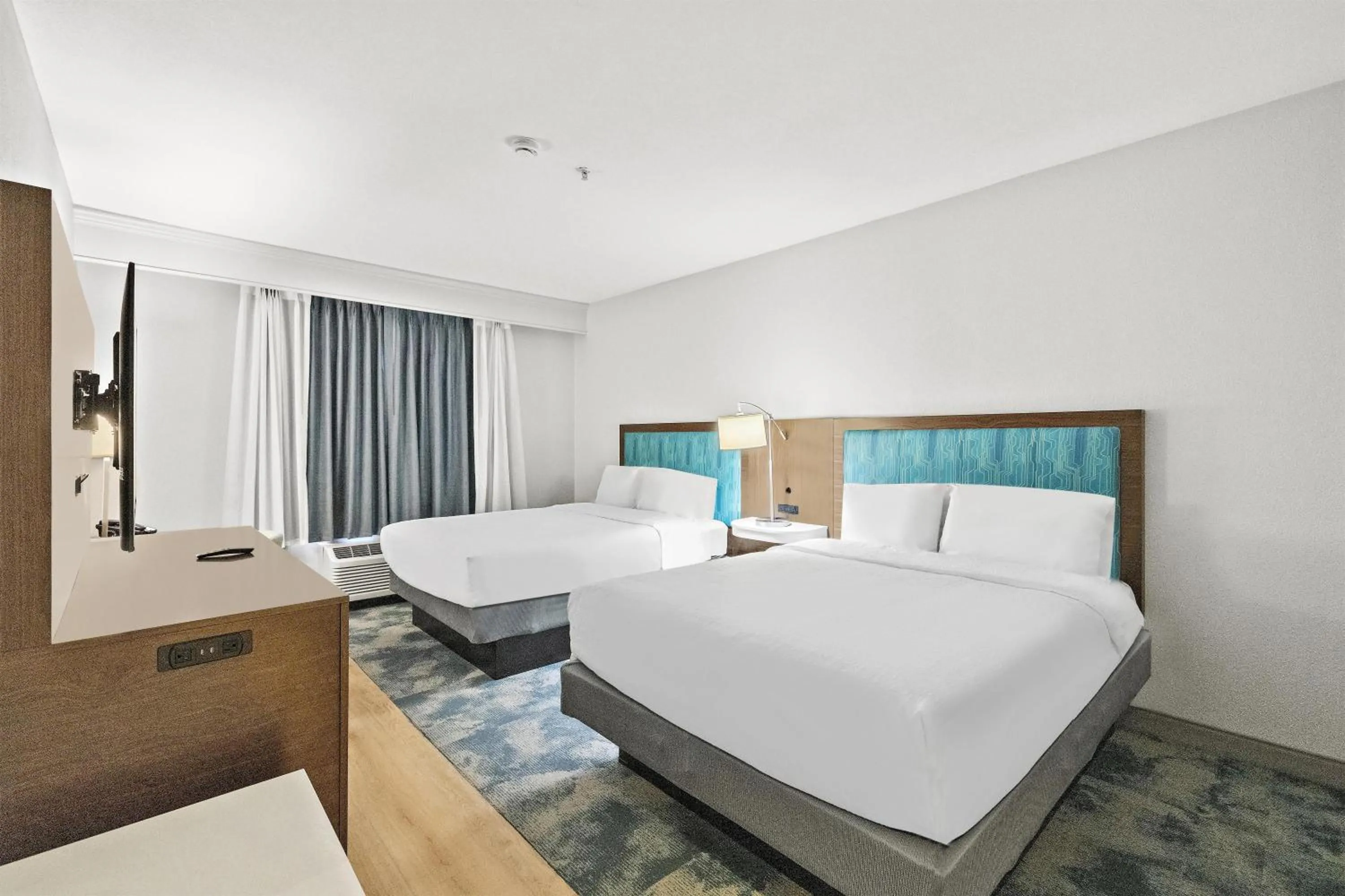 Bed in Hampton Inn & Suites Lancaster