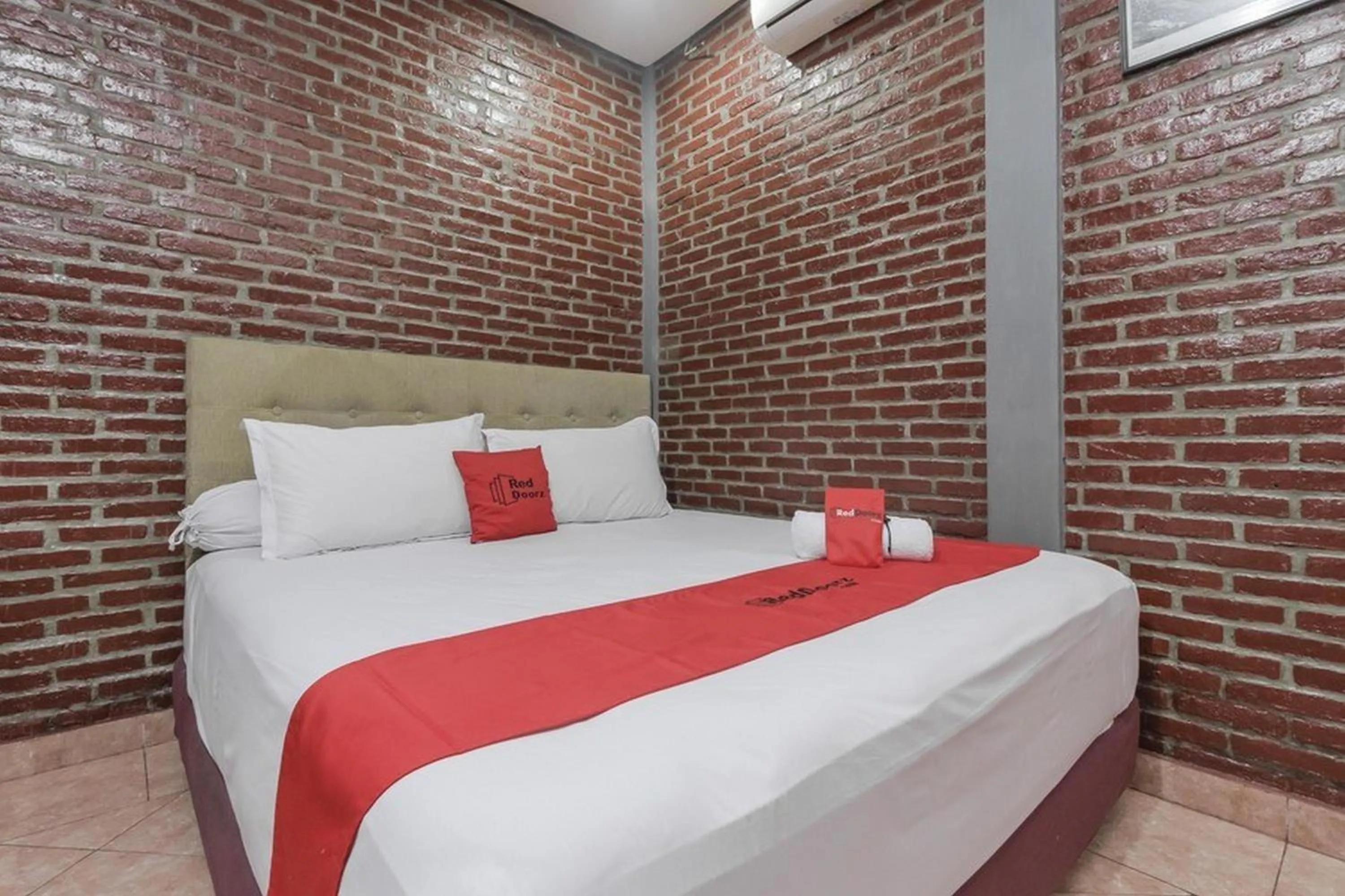 Bedroom, Bed in RedDoorz Plus At Ampera Raya