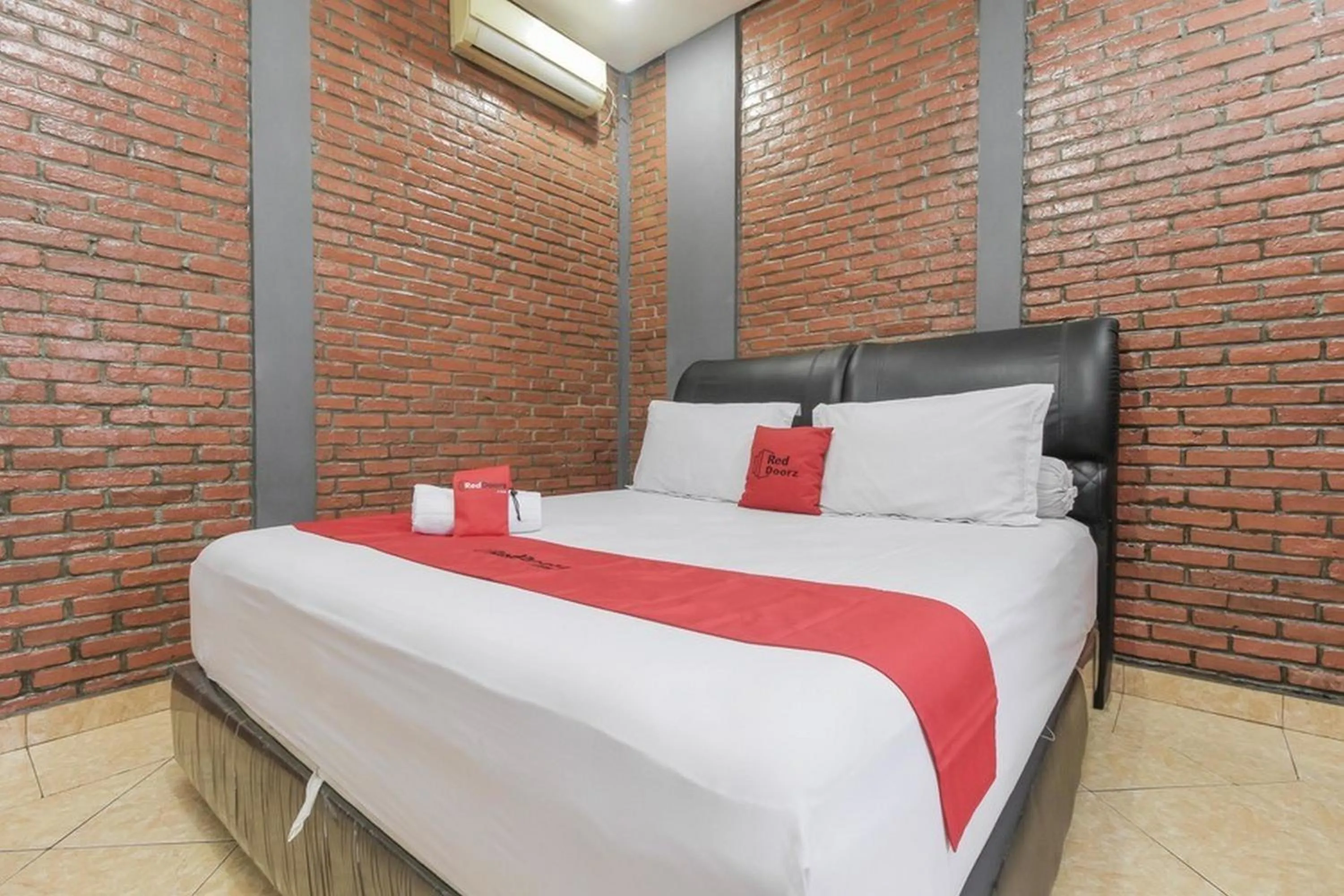 Bedroom, Bed in RedDoorz Plus At Ampera Raya
