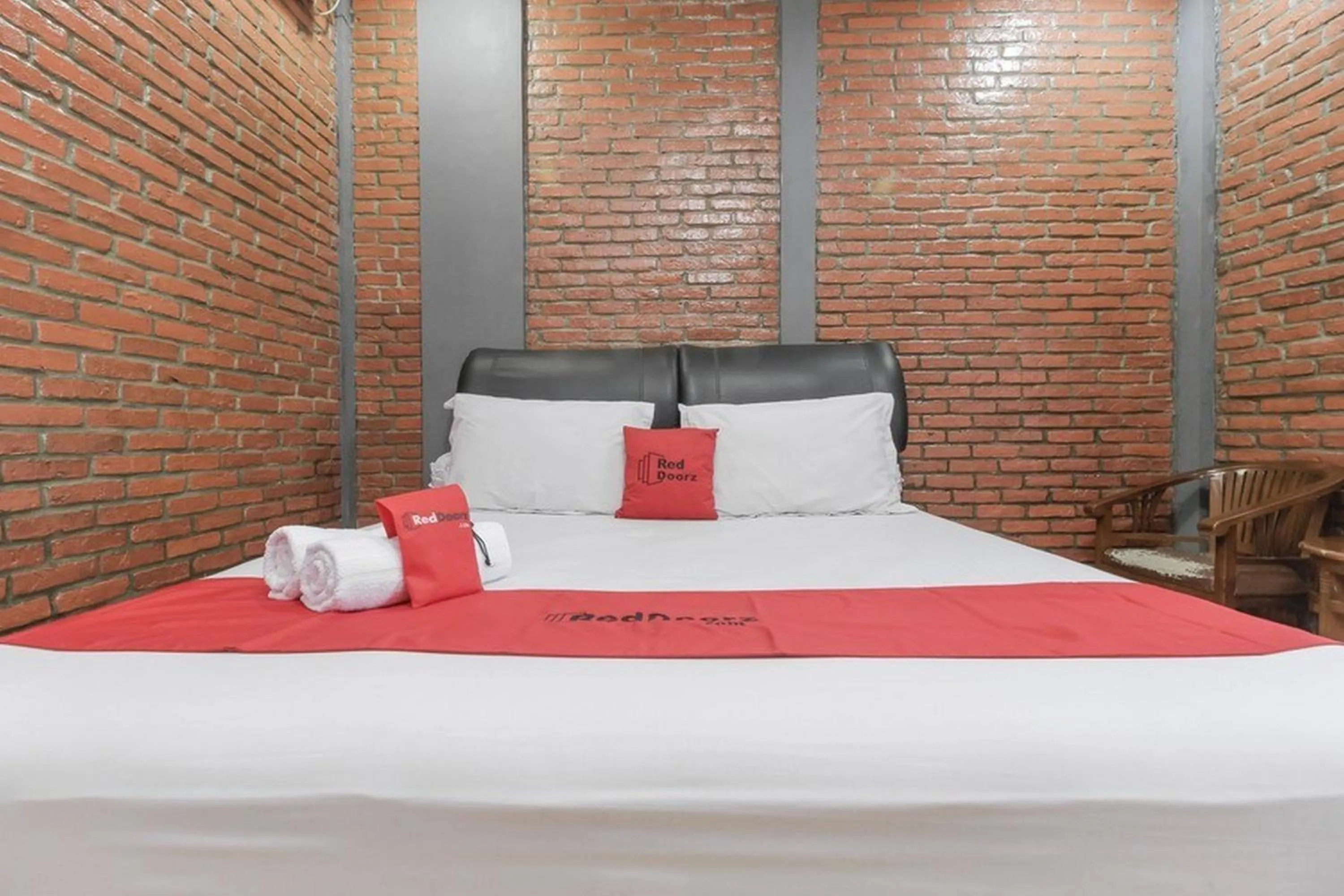 Bedroom, Bed in RedDoorz Plus At Ampera Raya