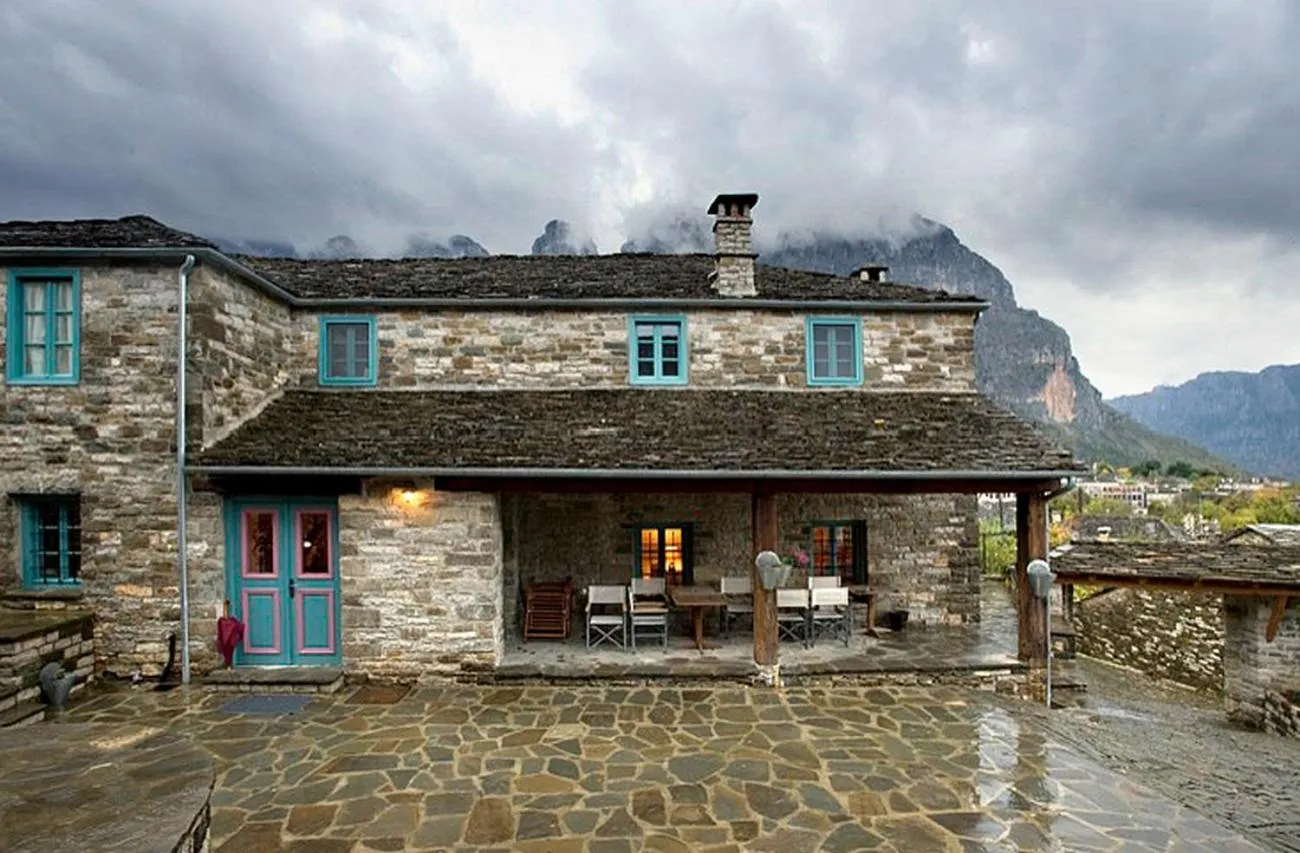 Facade/entrance in Ariston