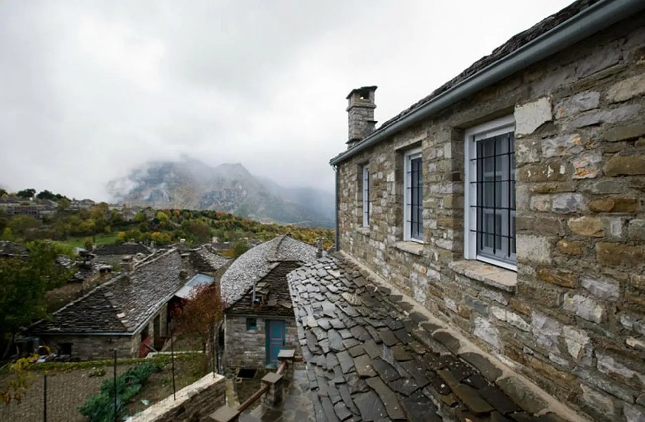 Facade/entrance in Ariston