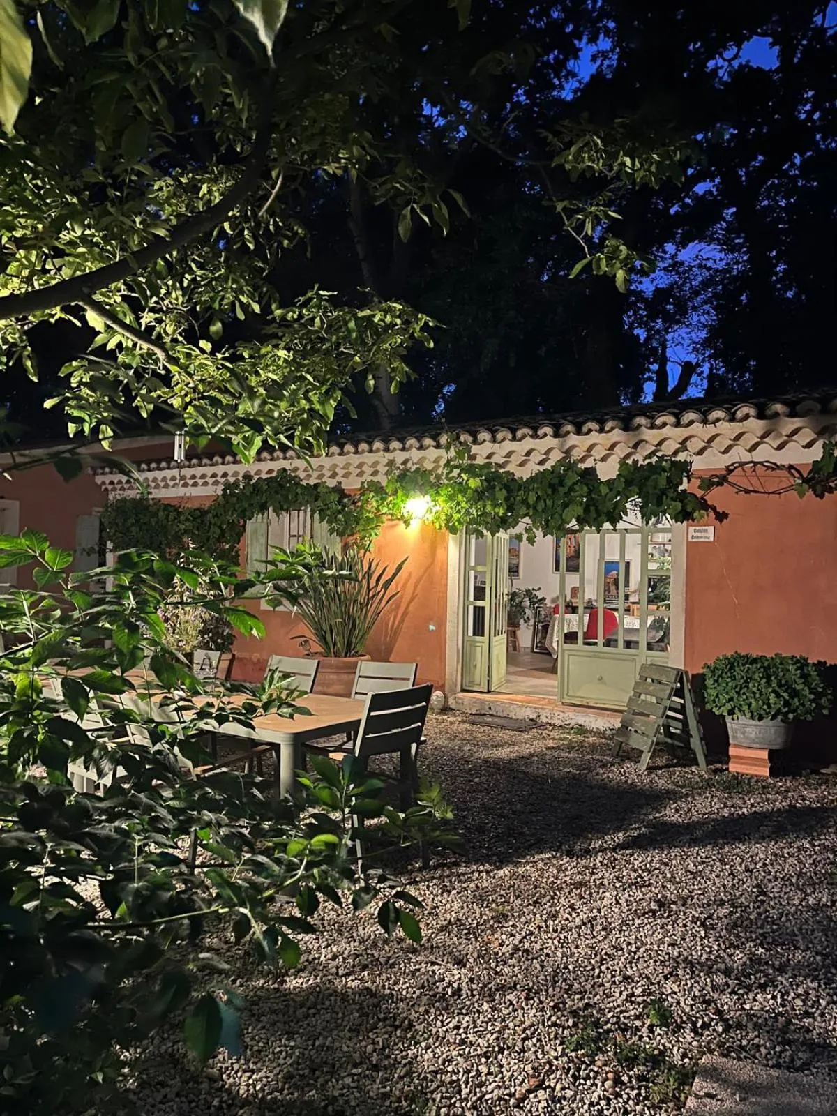 Communal kitchen in Le Pavillon Vert - B&B