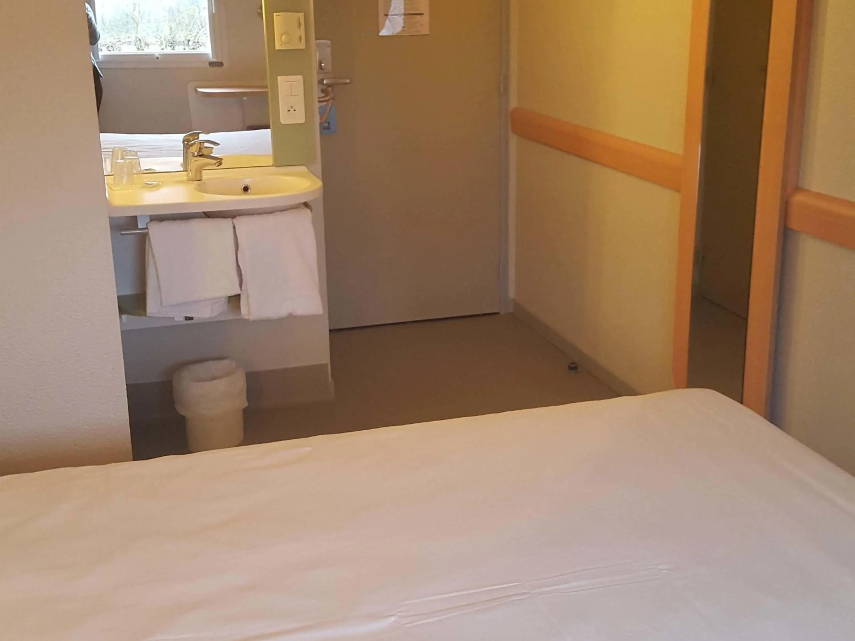 Bedroom, Bed in ibis budget Saint Gaudens