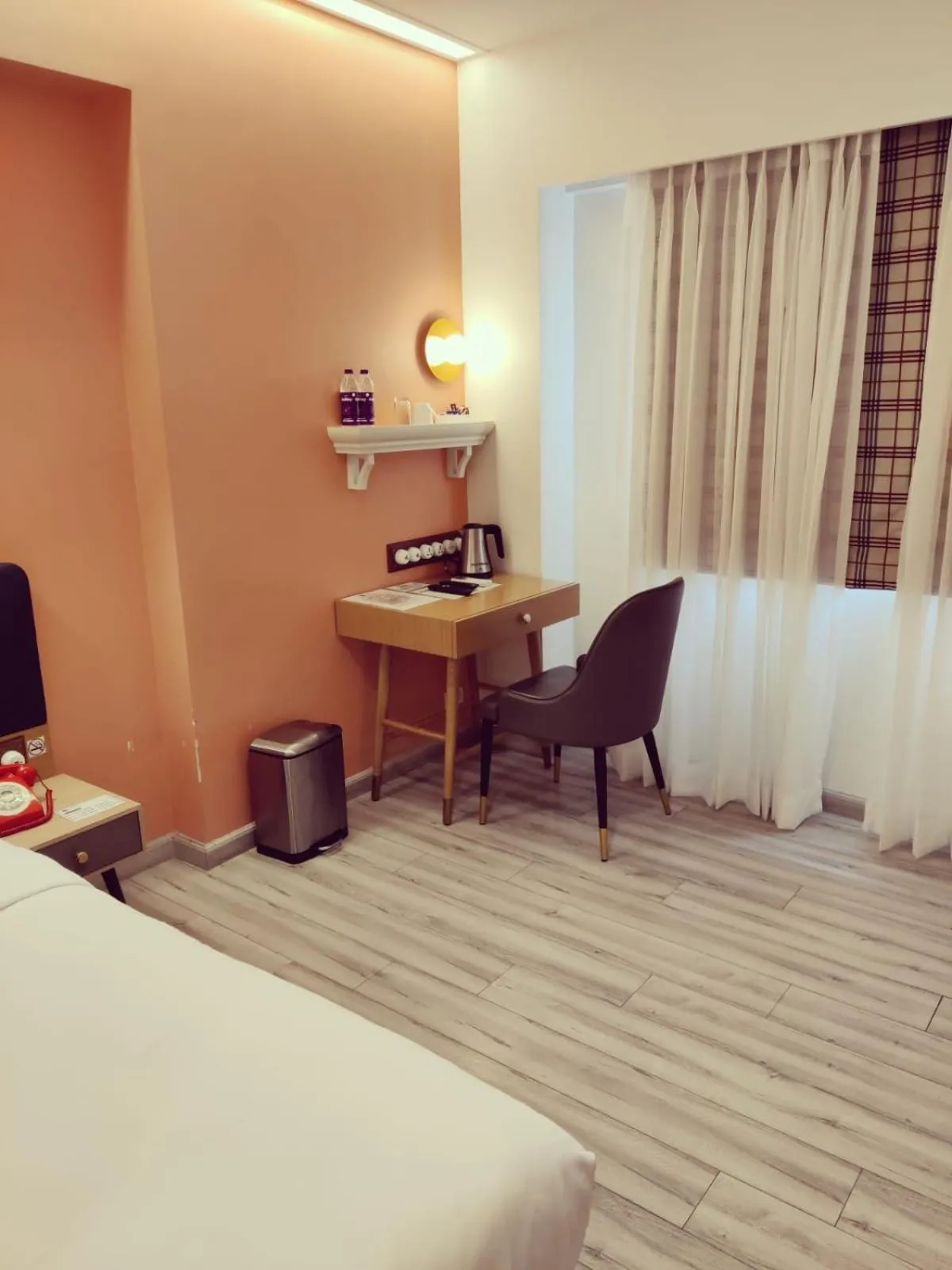 Photo of the whole room, Bed in T24 Retro