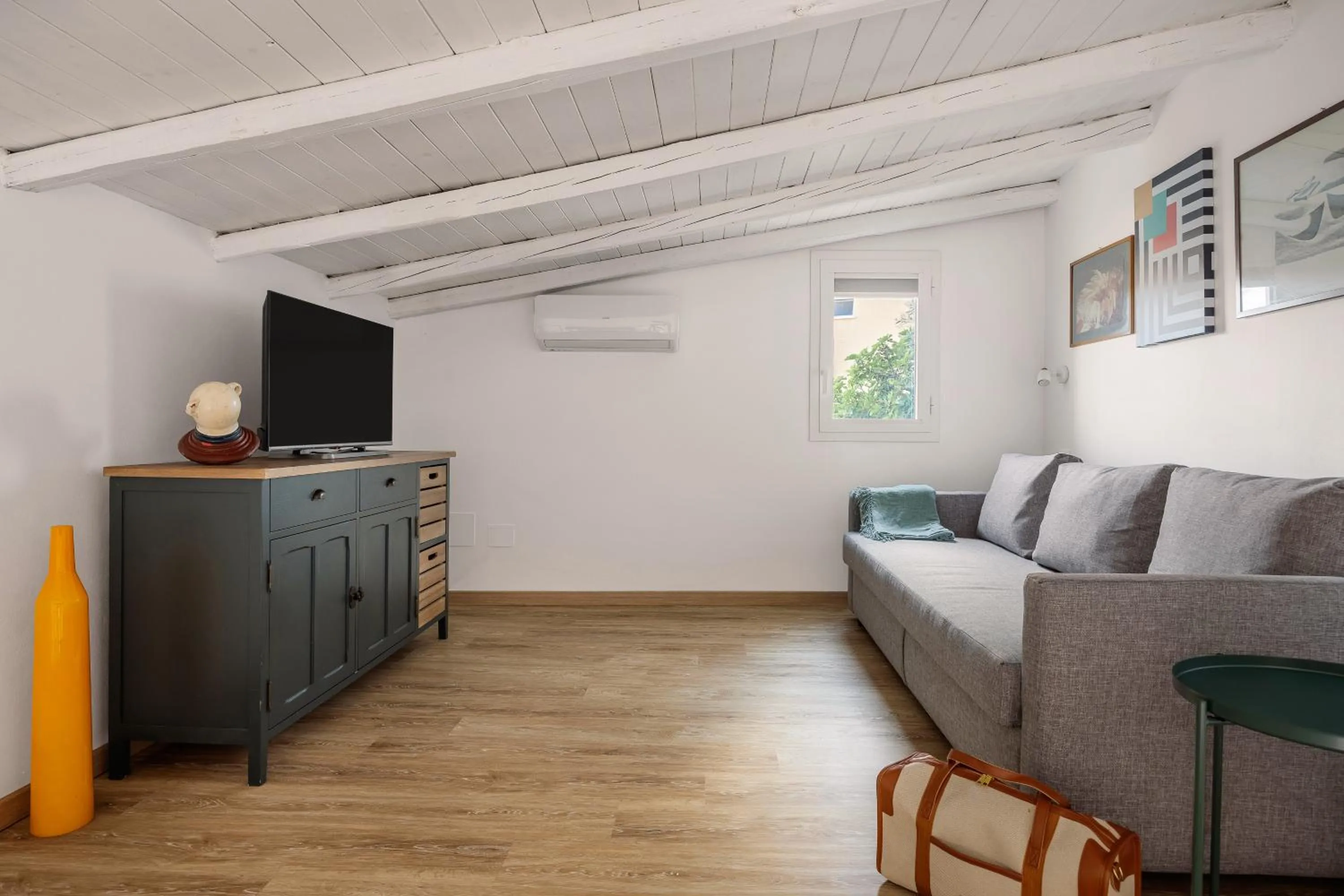 TV and multimedia in Villa Edera Rental Room