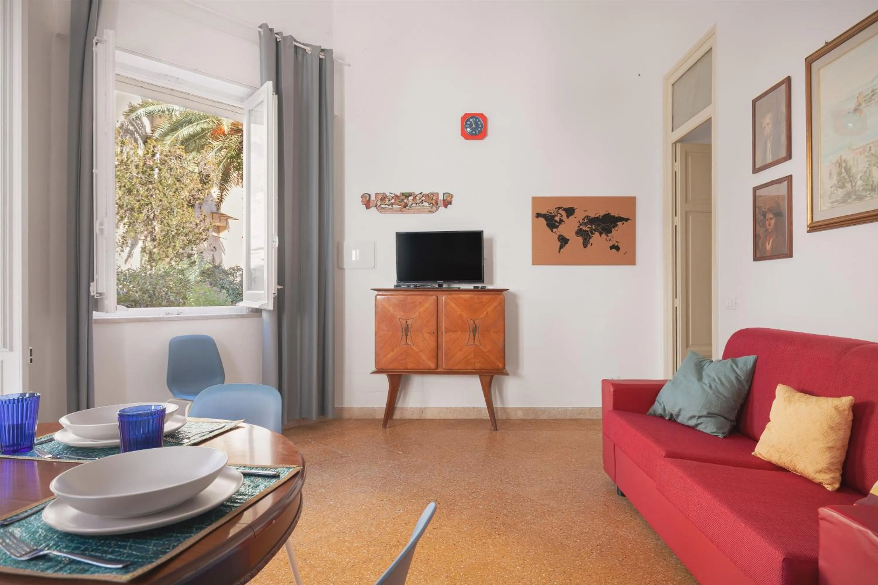 Communal lounge/ TV room in Villa Edera Rental Room