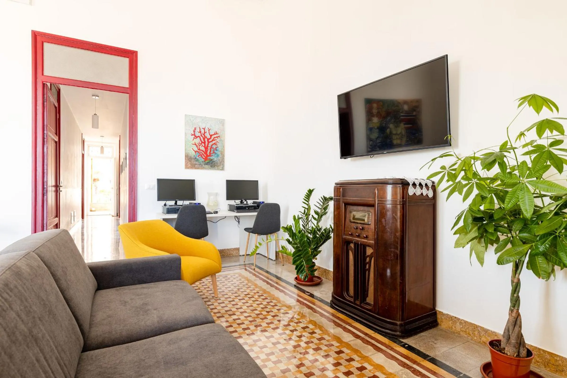 Communal lounge/ TV room in Villa Edera Rental Room