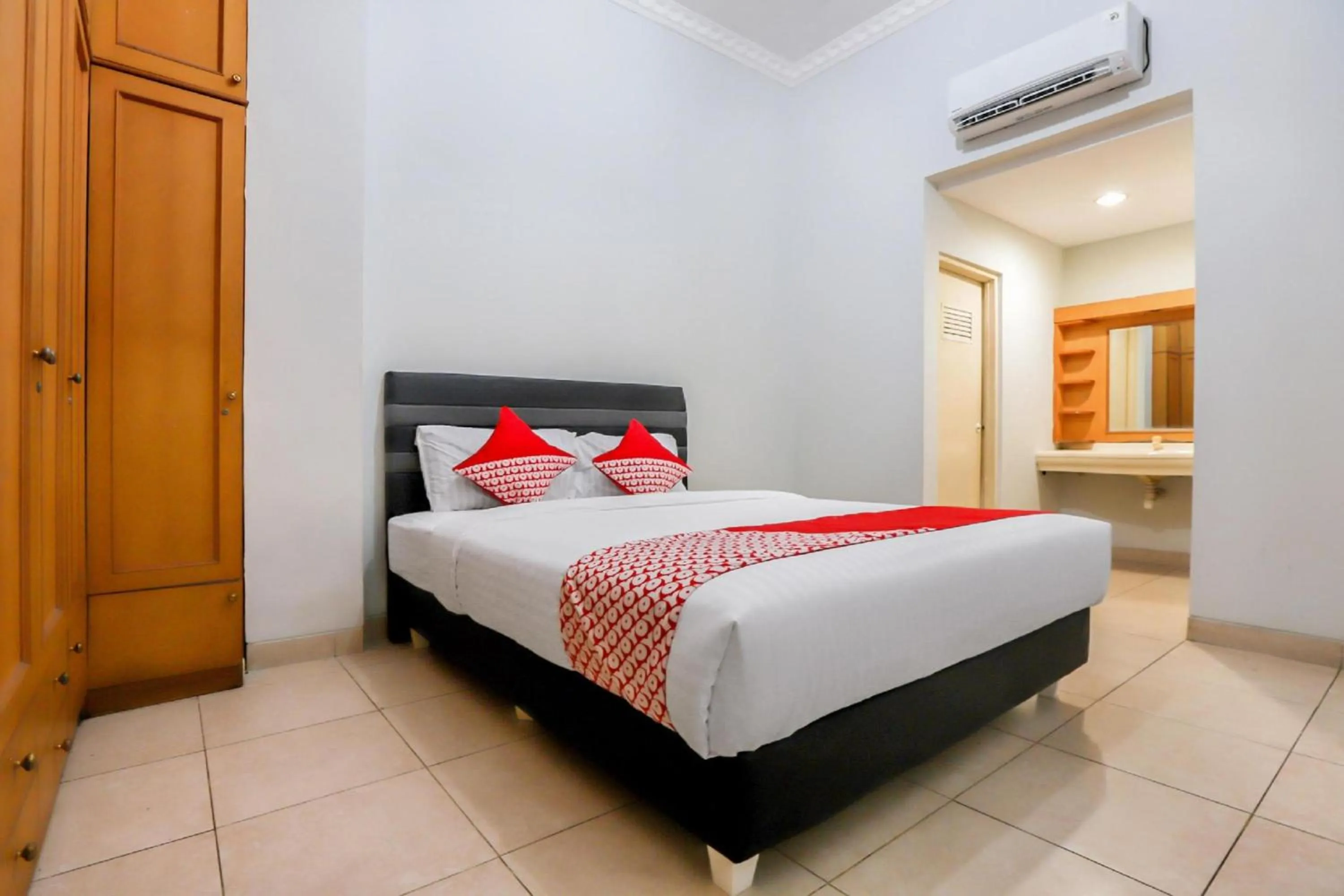 Photo of the whole room, Bed in Collection O Mangga Besar Near Lokasari Square Formerly 45 Residence