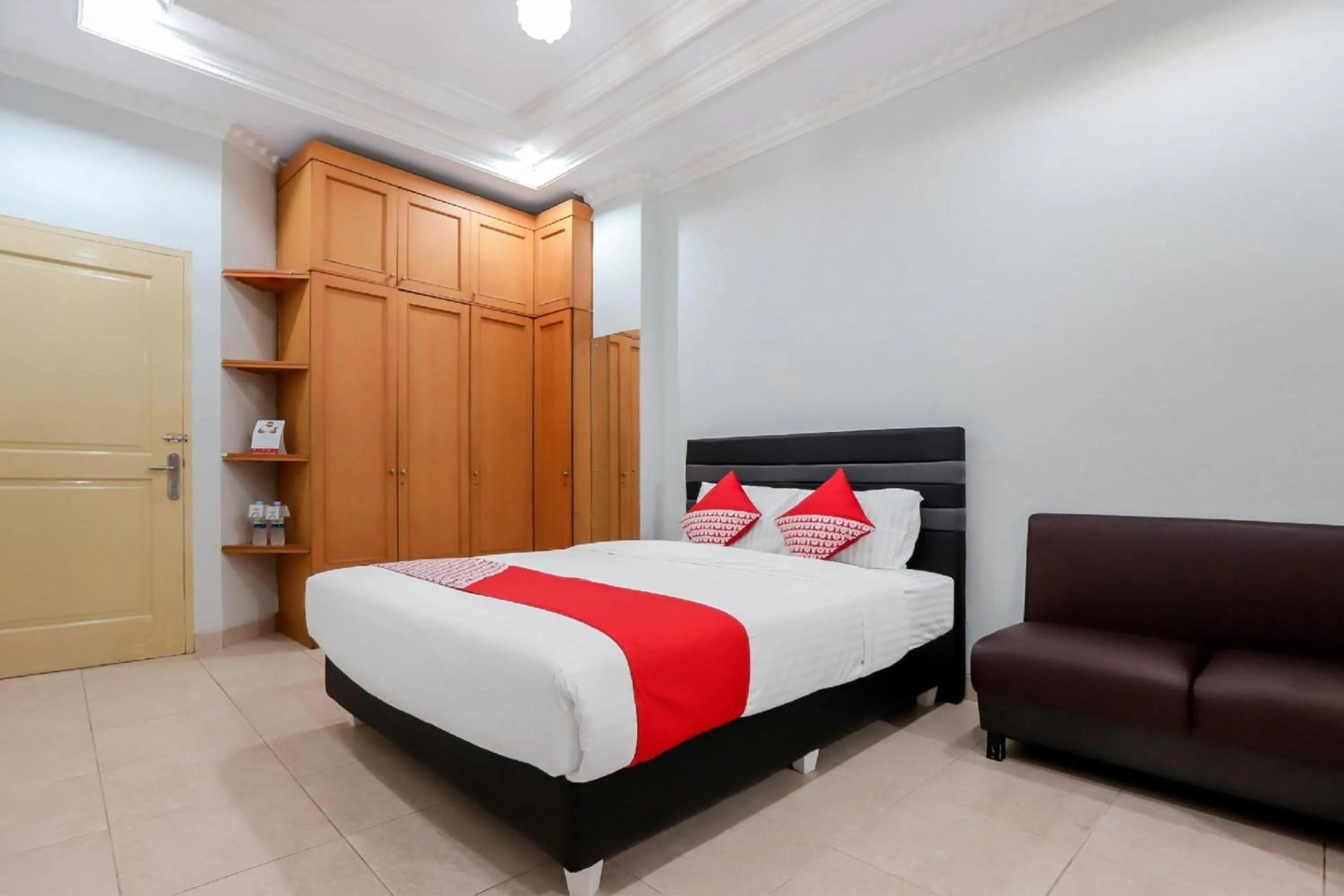 Photo of the whole room, Bed in Collection O Mangga Besar Near Lokasari Square Formerly 45 Residence