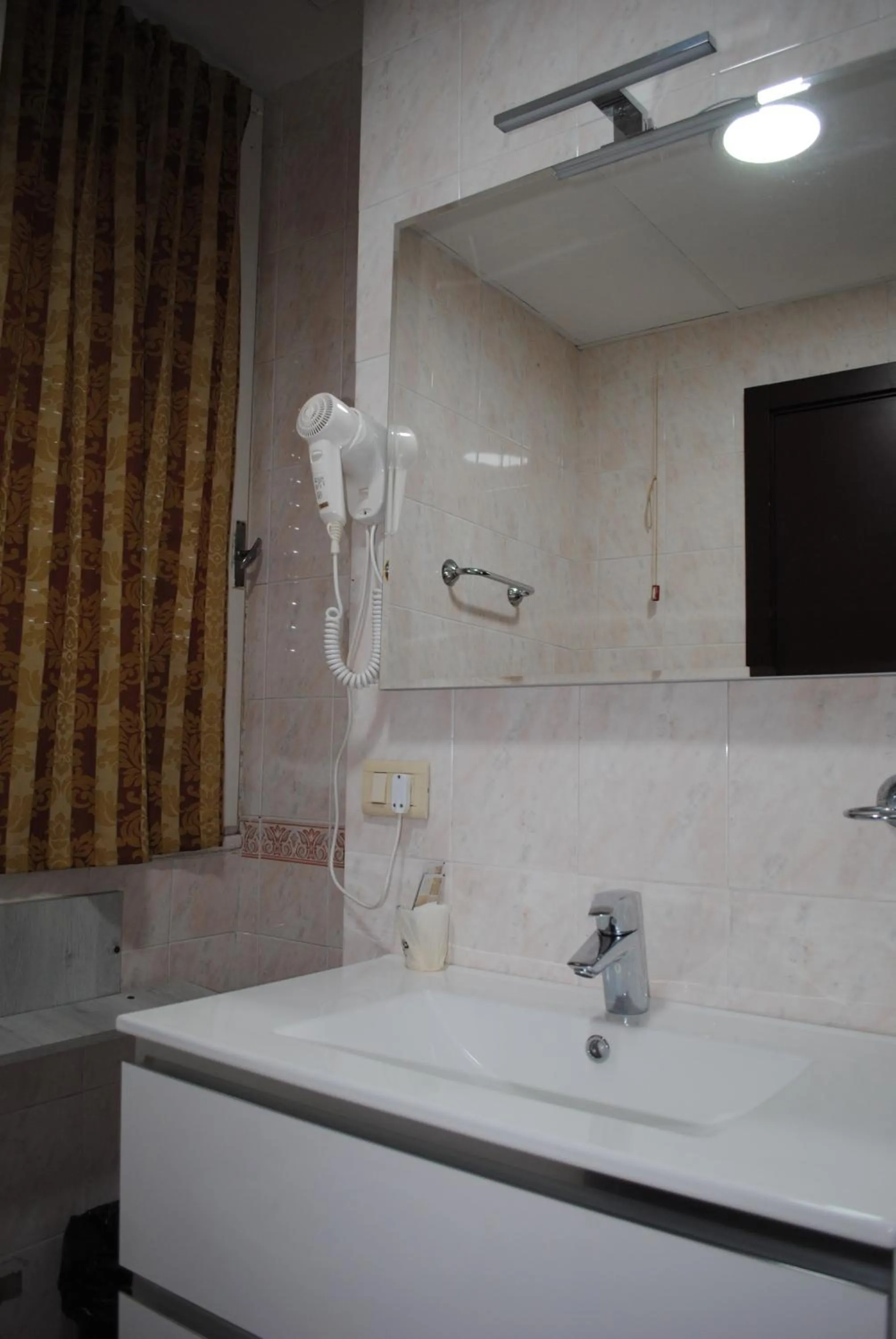 Shower in HOTEL IL PARCO - Parking Free & Restaurant - Hotel