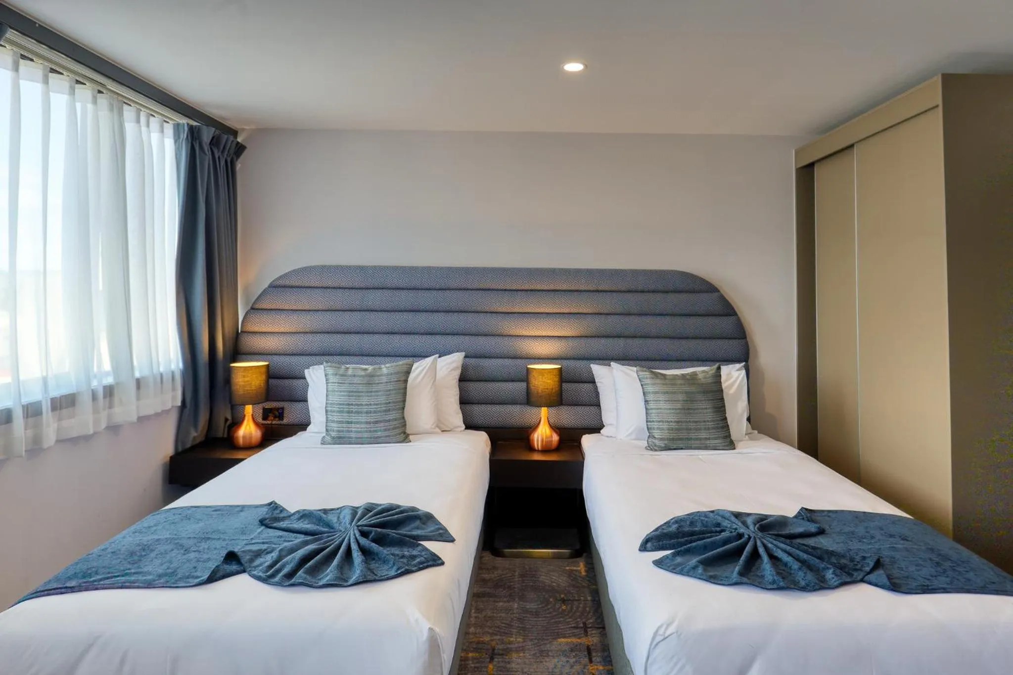 Photo of the whole room, Bed in Marsden Suites Albany