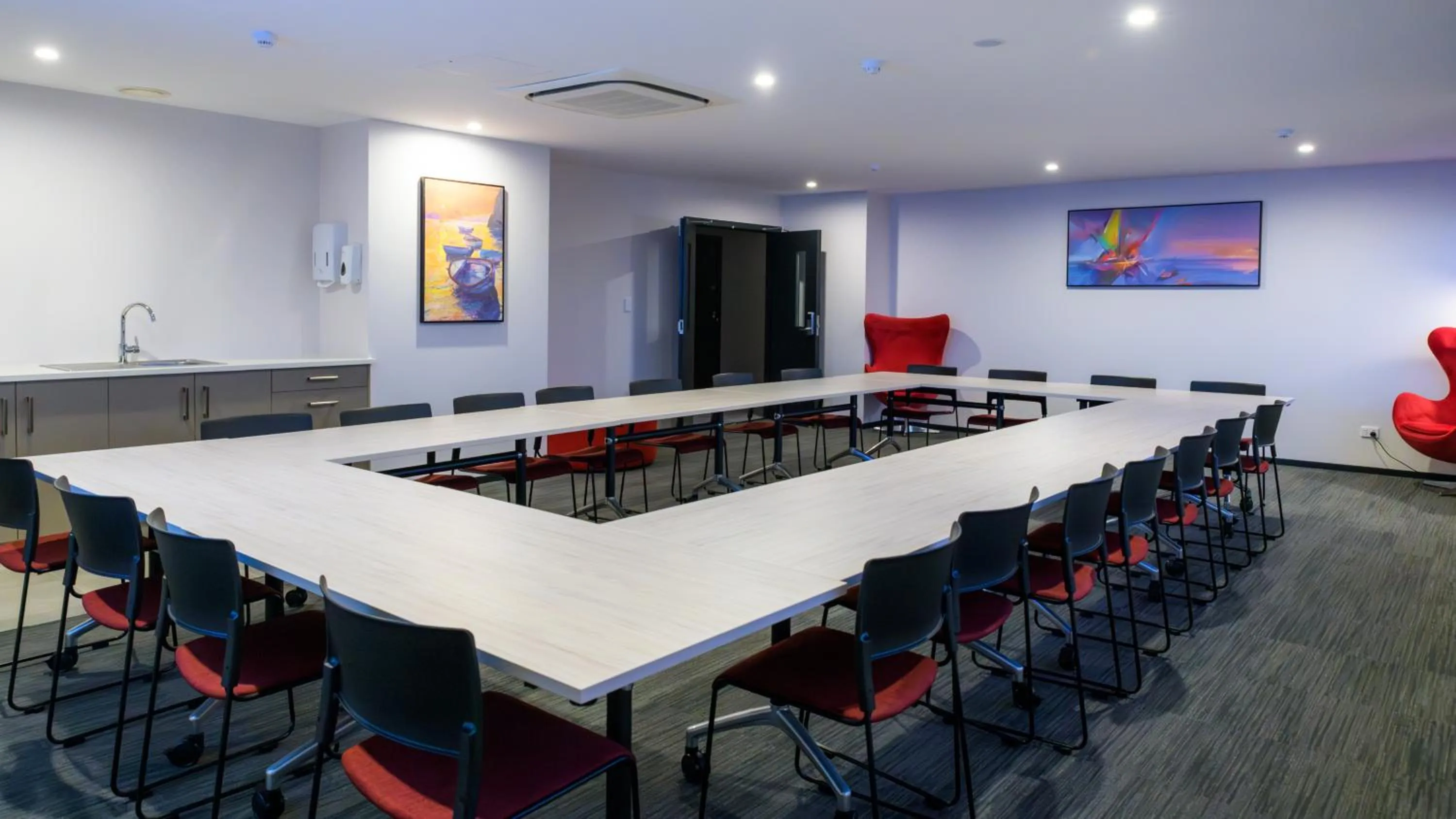 Meeting/conference room in Marsden Suites Albany