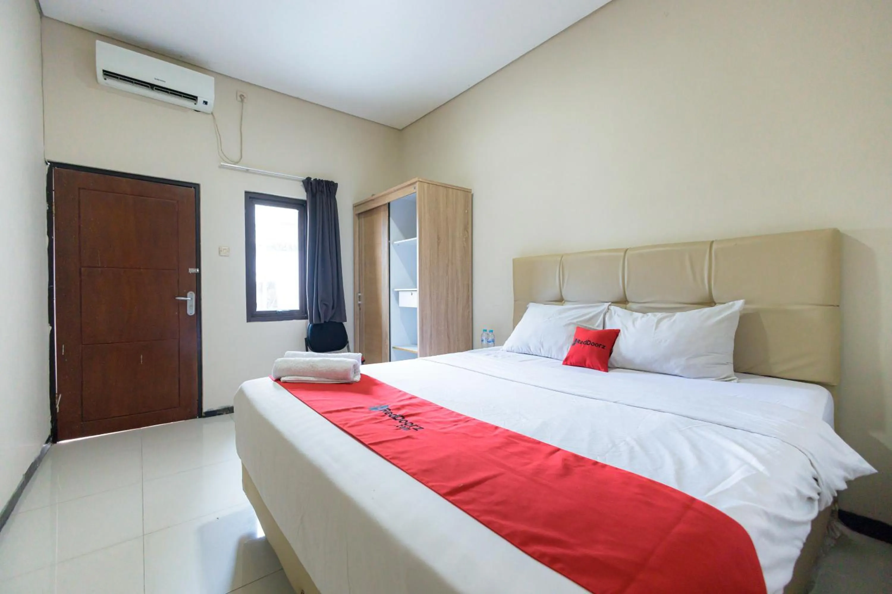 Bedroom, Bed in RedDoorz at Osuko Residence Sukomanunggal Jaya