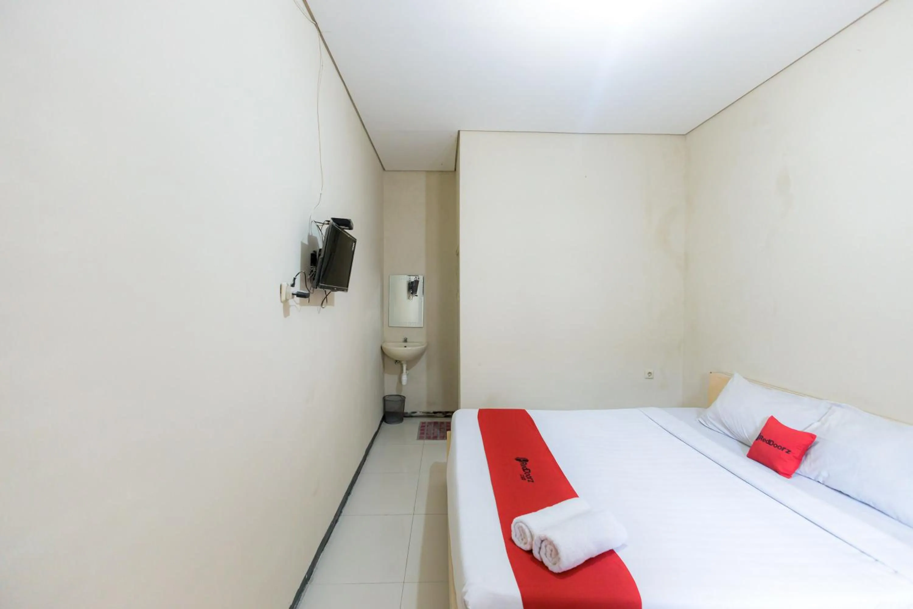 Bedroom, Bed in RedDoorz at Osuko Residence Sukomanunggal Jaya