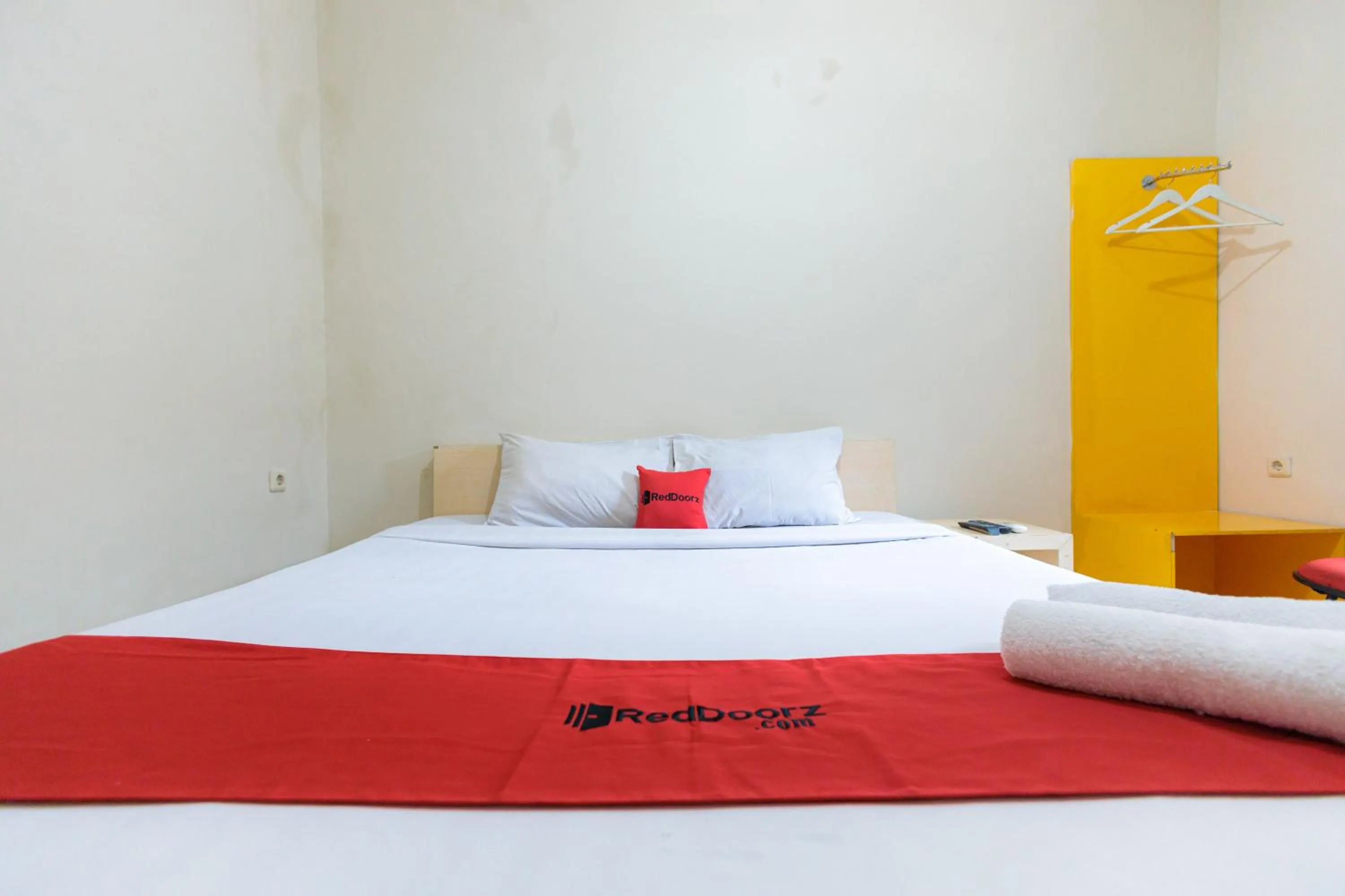 Bedroom, Bed in RedDoorz at Osuko Residence Sukomanunggal Jaya