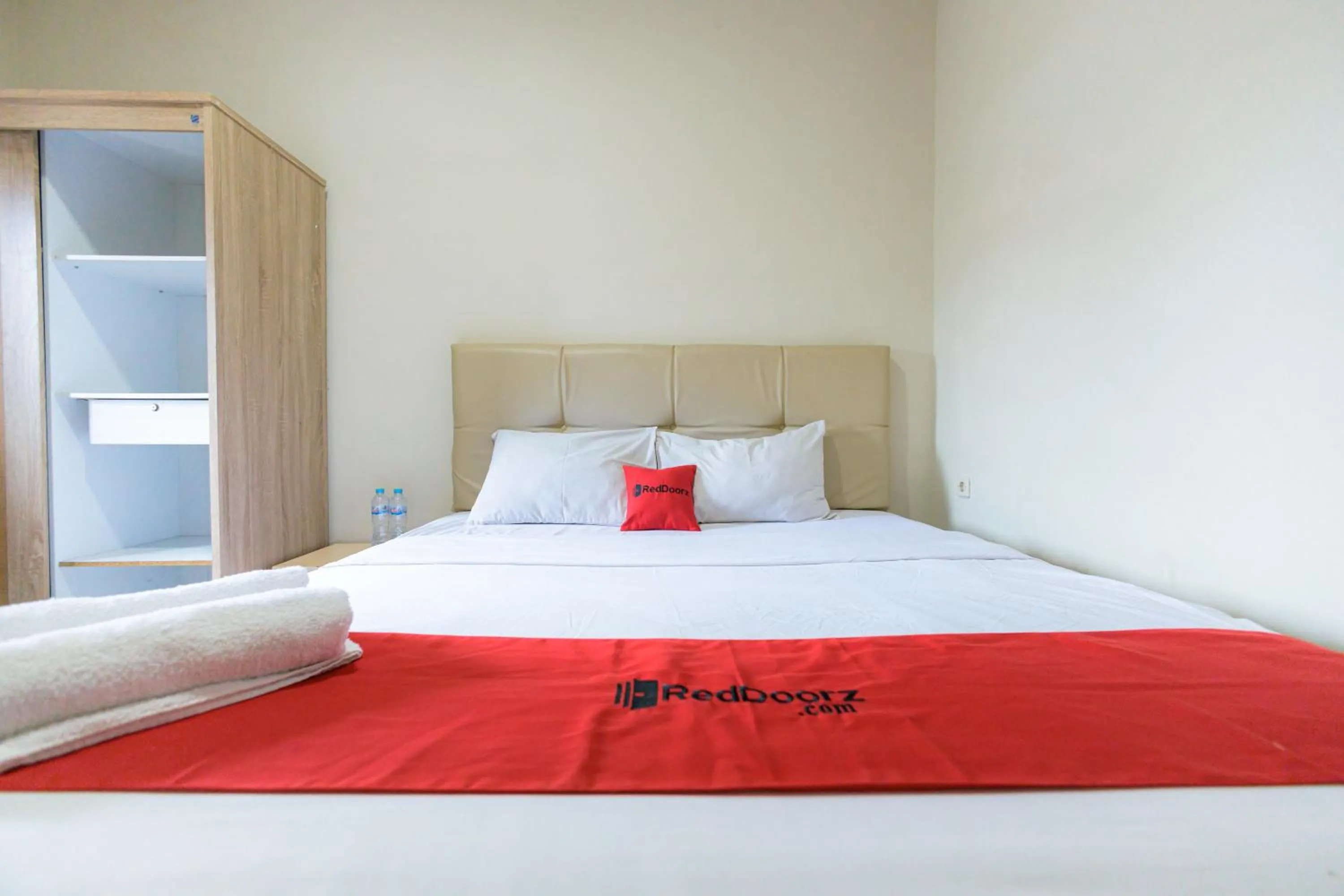 Bedroom, Bed in RedDoorz at Osuko Residence Sukomanunggal Jaya