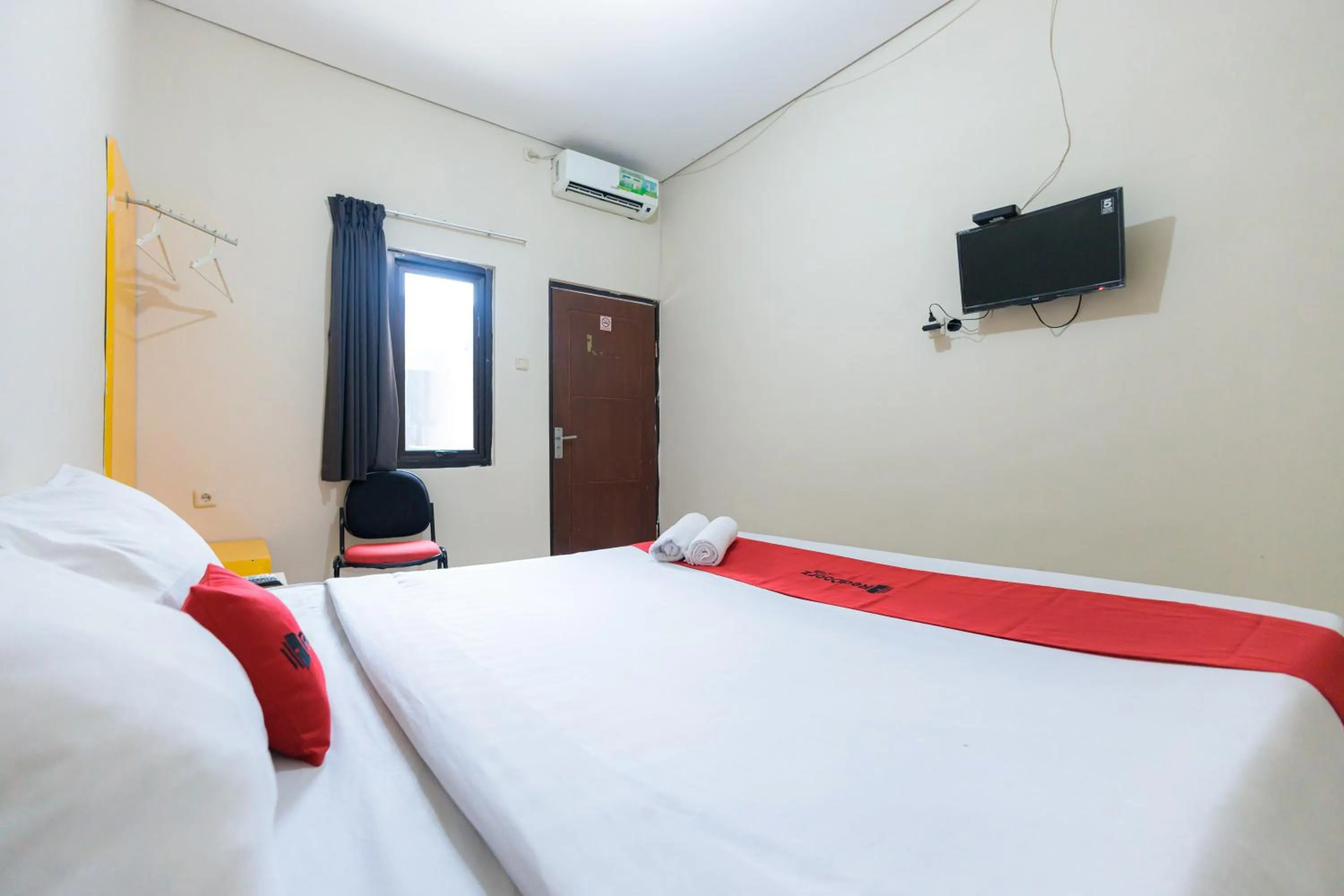 Bedroom, Bed in RedDoorz at Osuko Residence Sukomanunggal Jaya