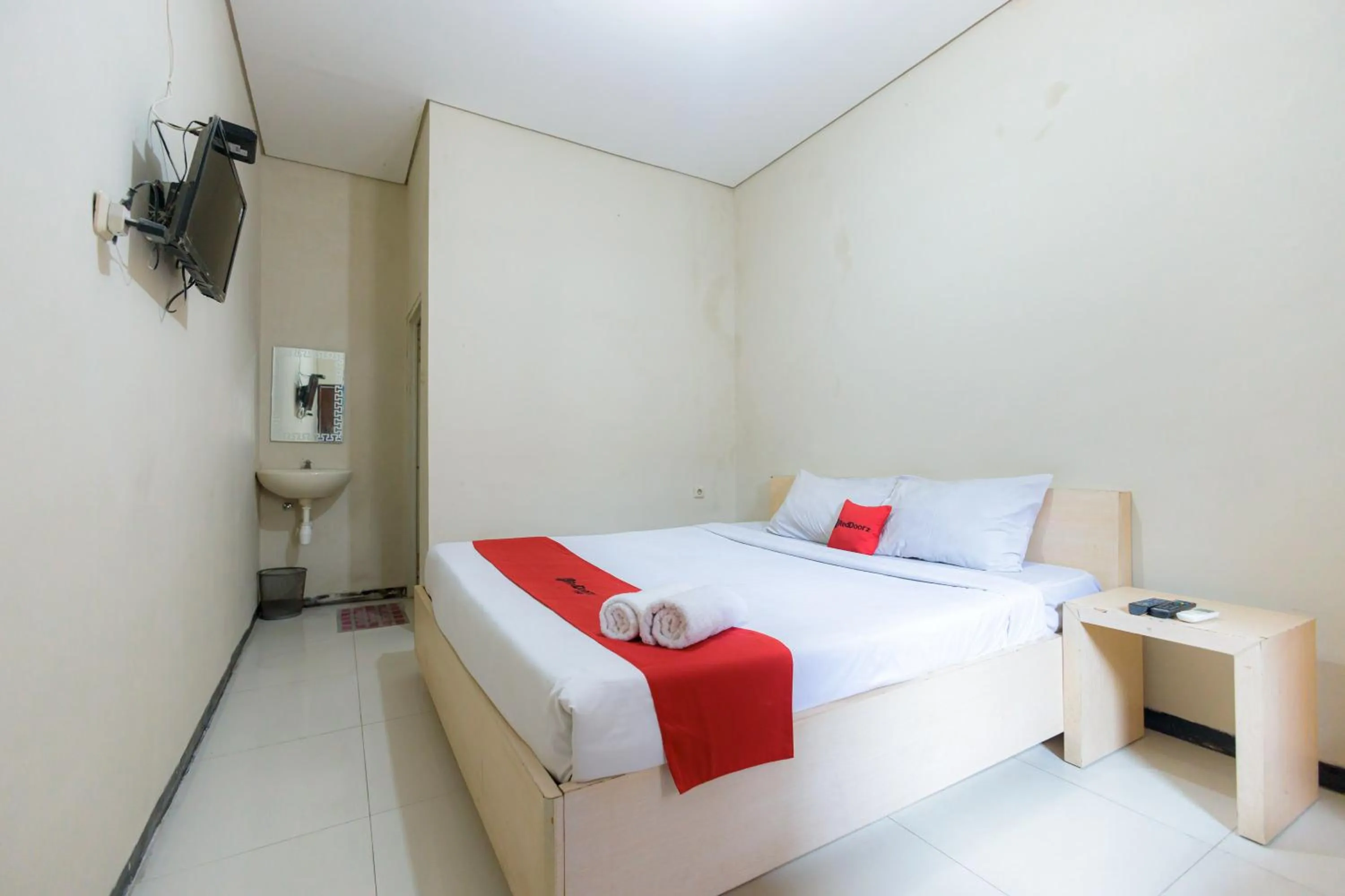 Bedroom, Bed in RedDoorz at Osuko Residence Sukomanunggal Jaya