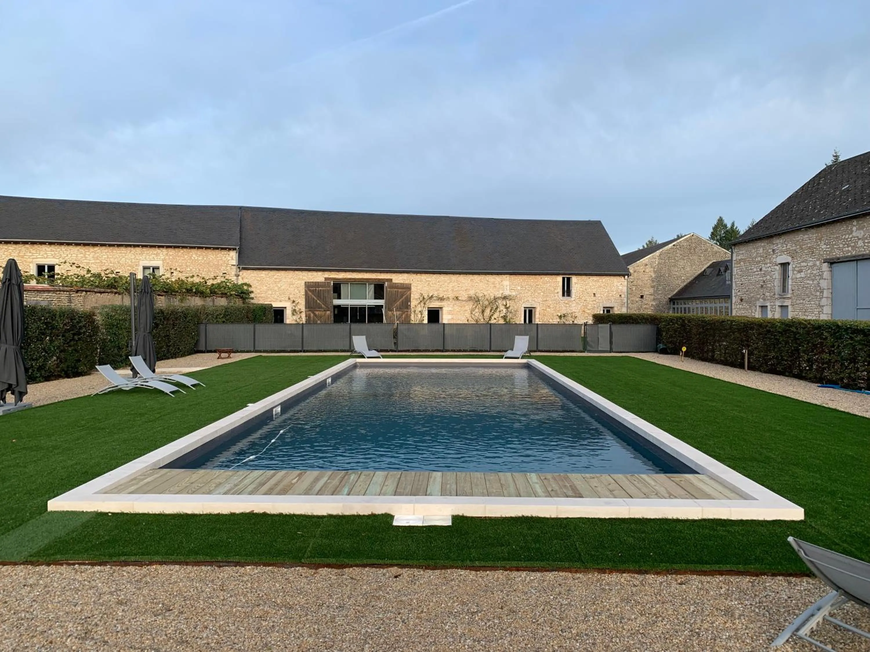 Pool view in Château de Mazières