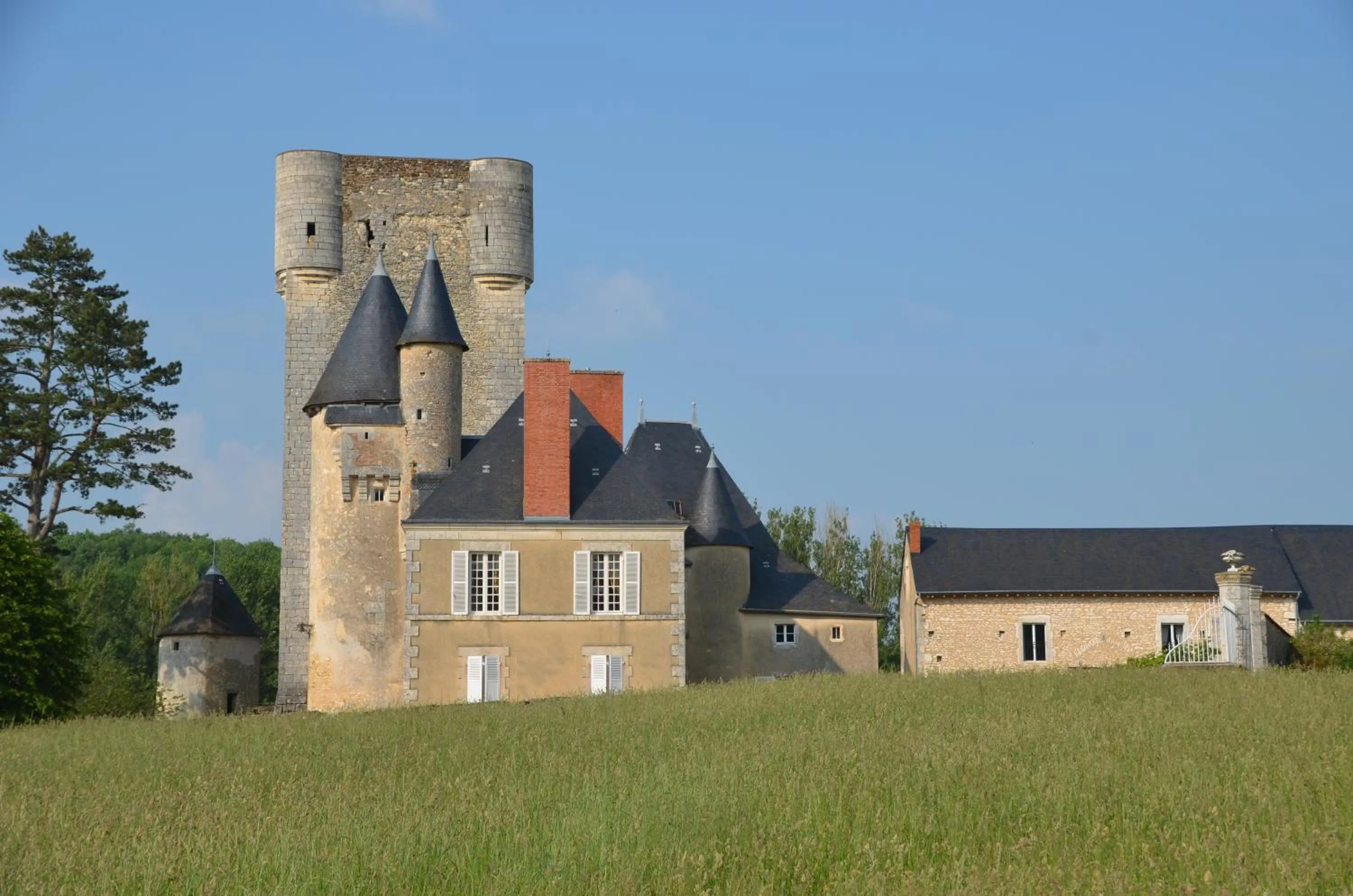 Facade/entrance in Château de Mazières