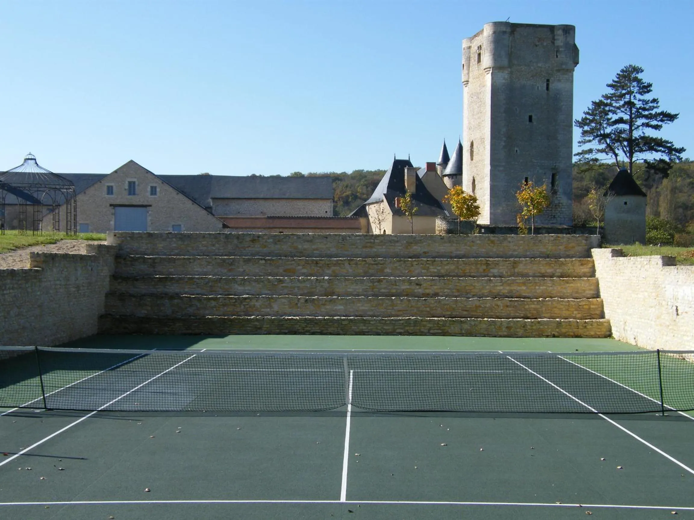 Tennis court in Château de Mazières