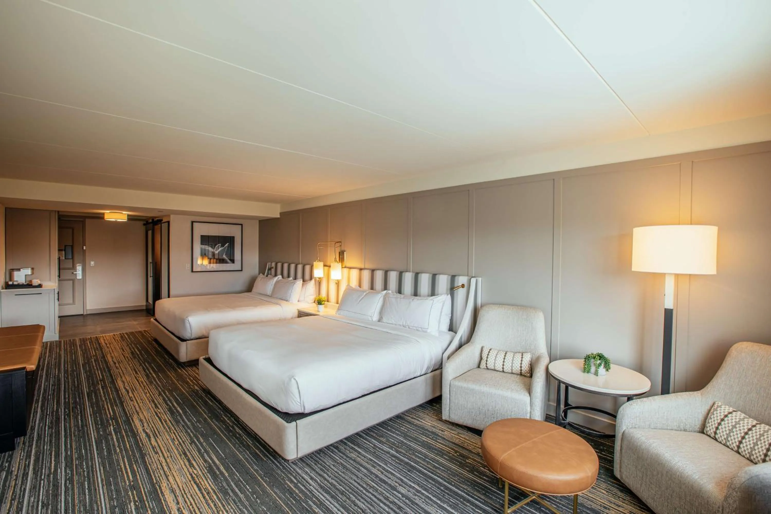 Living room, Bed in Somerset Hills Hotel, Tapestry Collection by Hilton