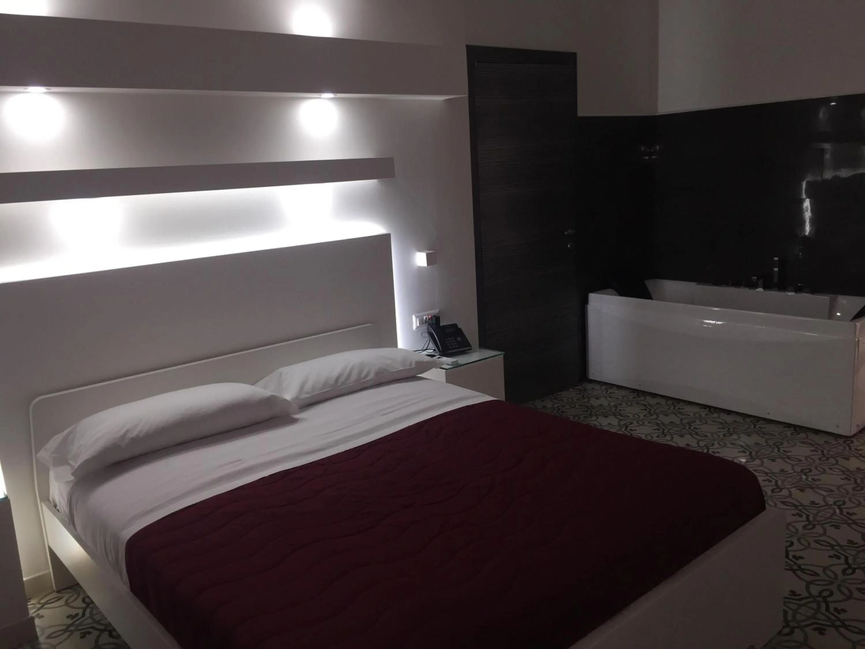 Hot Tub, Bed in VILLA ADELAIDE SUITE & ROOM