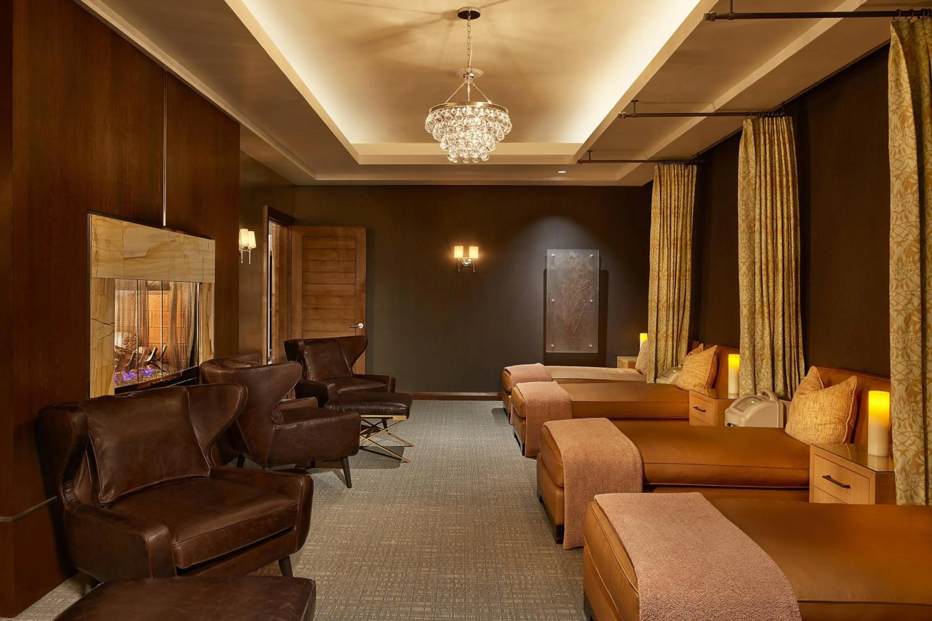 Lounge or bar in St. Regis Aspen Resort