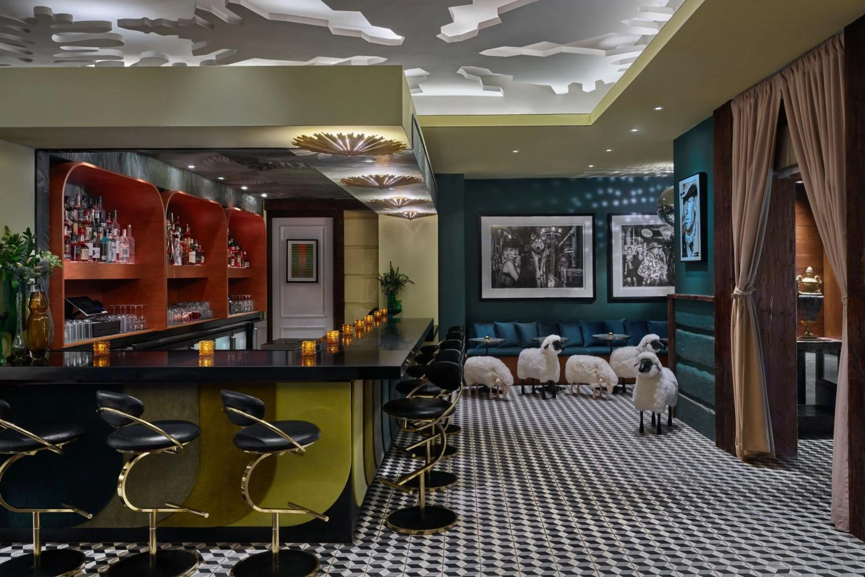 Lounge or bar in St. Regis Aspen Resort