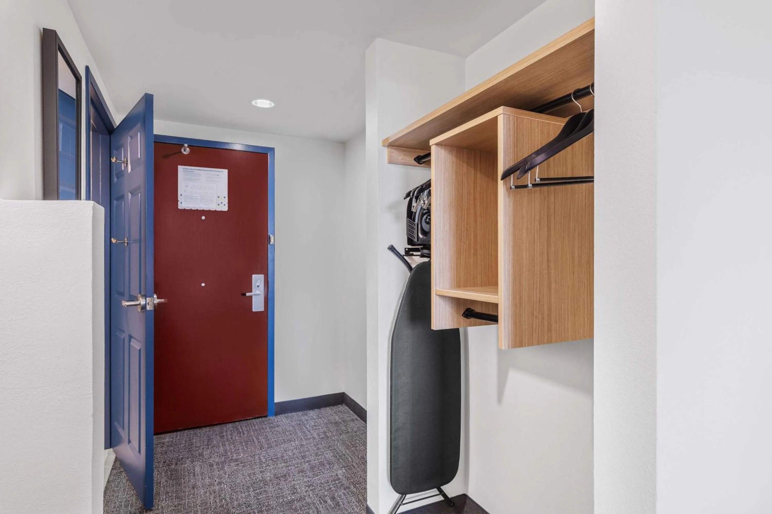 Photo of the whole room in Spark By Hilton Charlotte Tyvola I-77