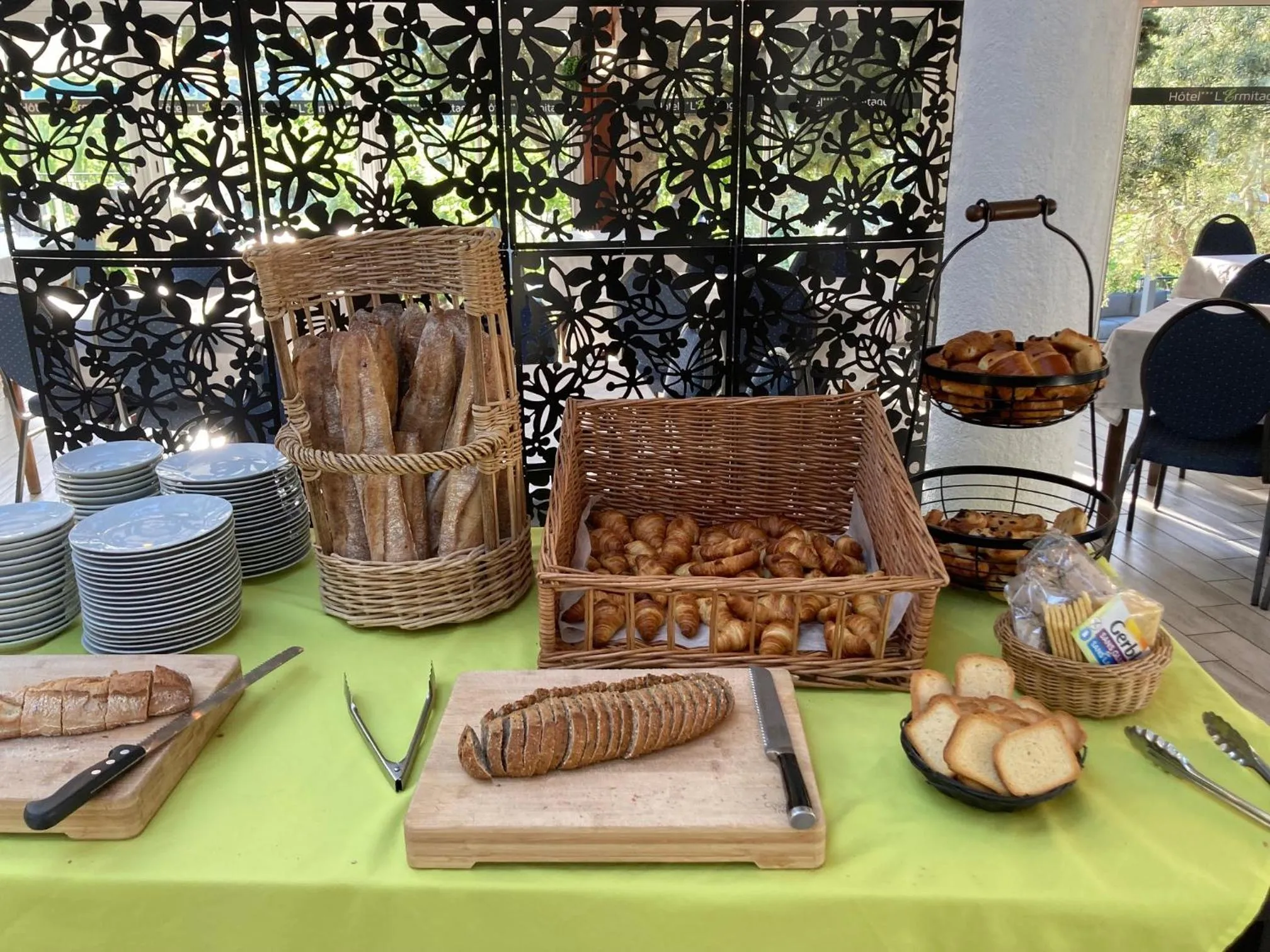 Buffet breakfast in Hôtel Spa L'Ermitage