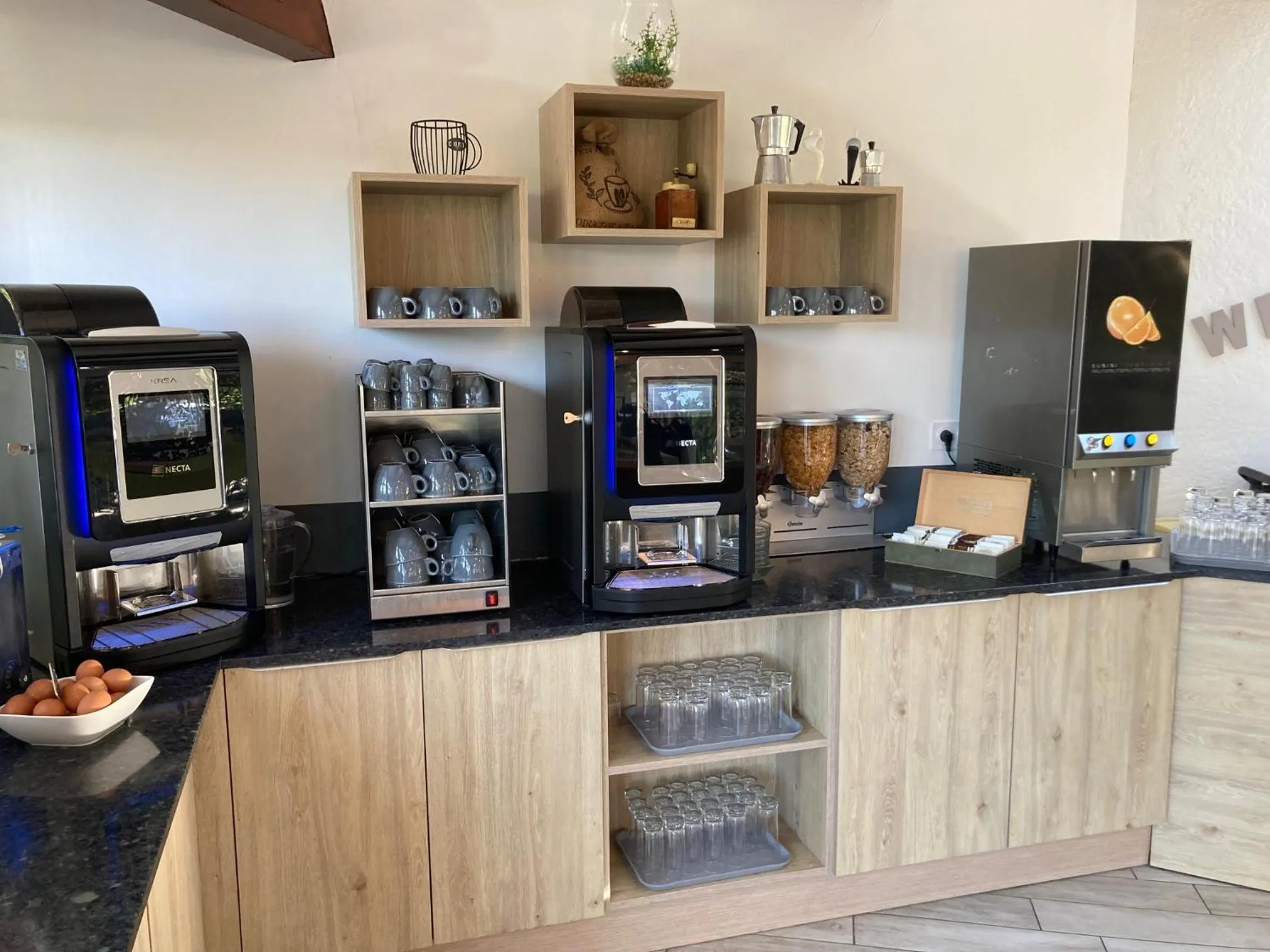 Buffet breakfast in Hôtel Spa L'Ermitage