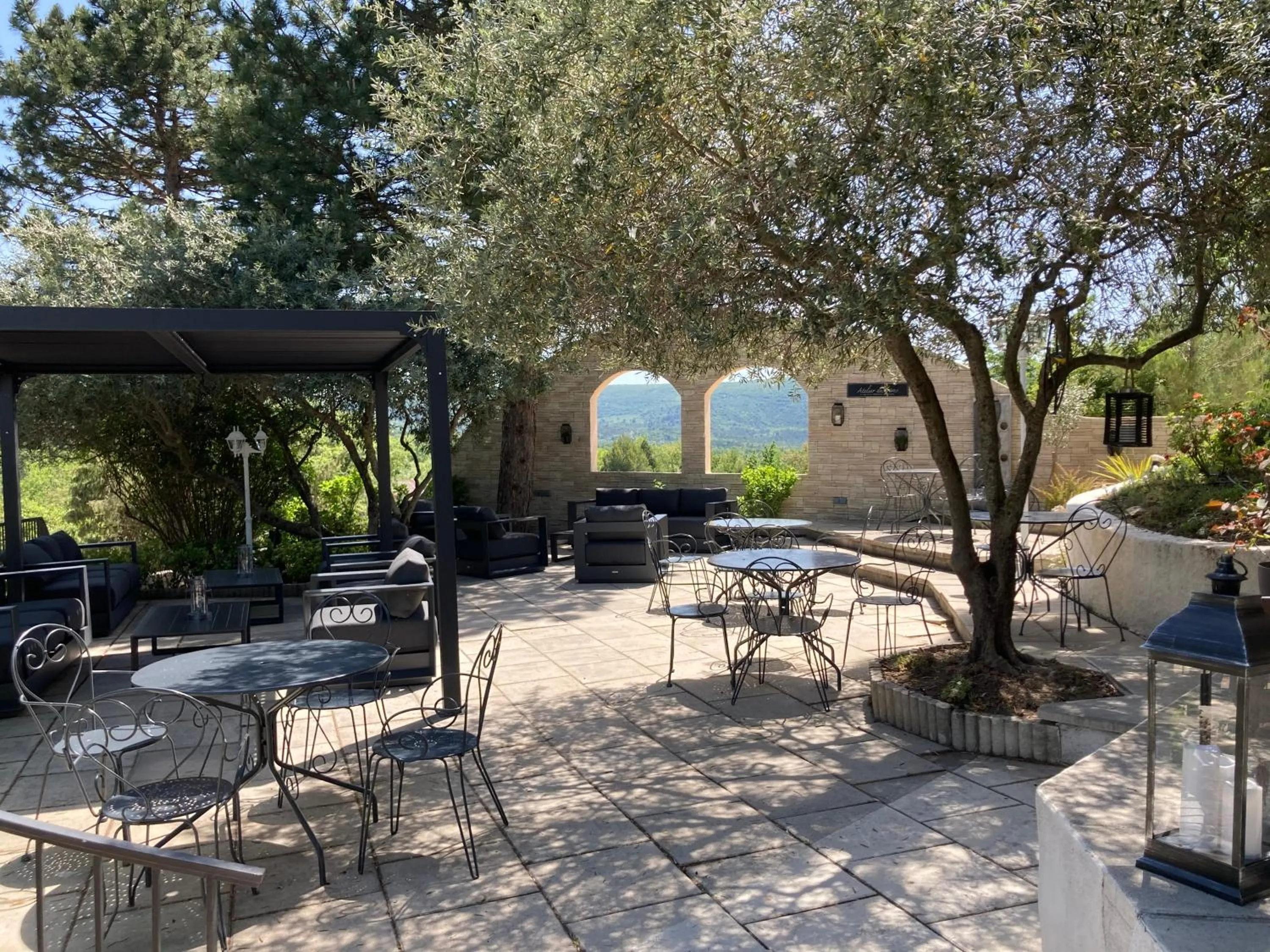 Patio in Hôtel Spa L'Ermitage