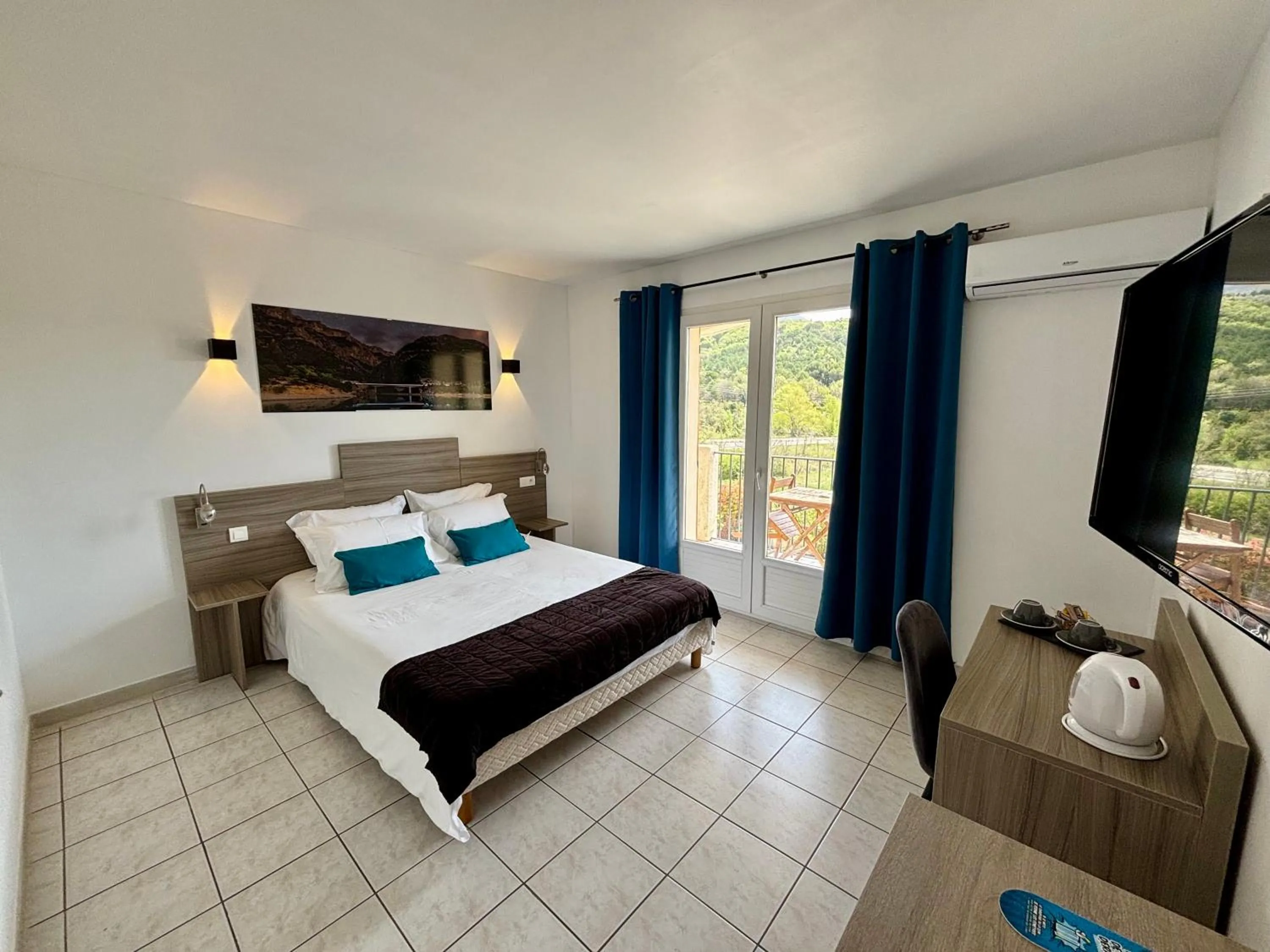 Bedroom, Bed in Hôtel Spa L'Ermitage