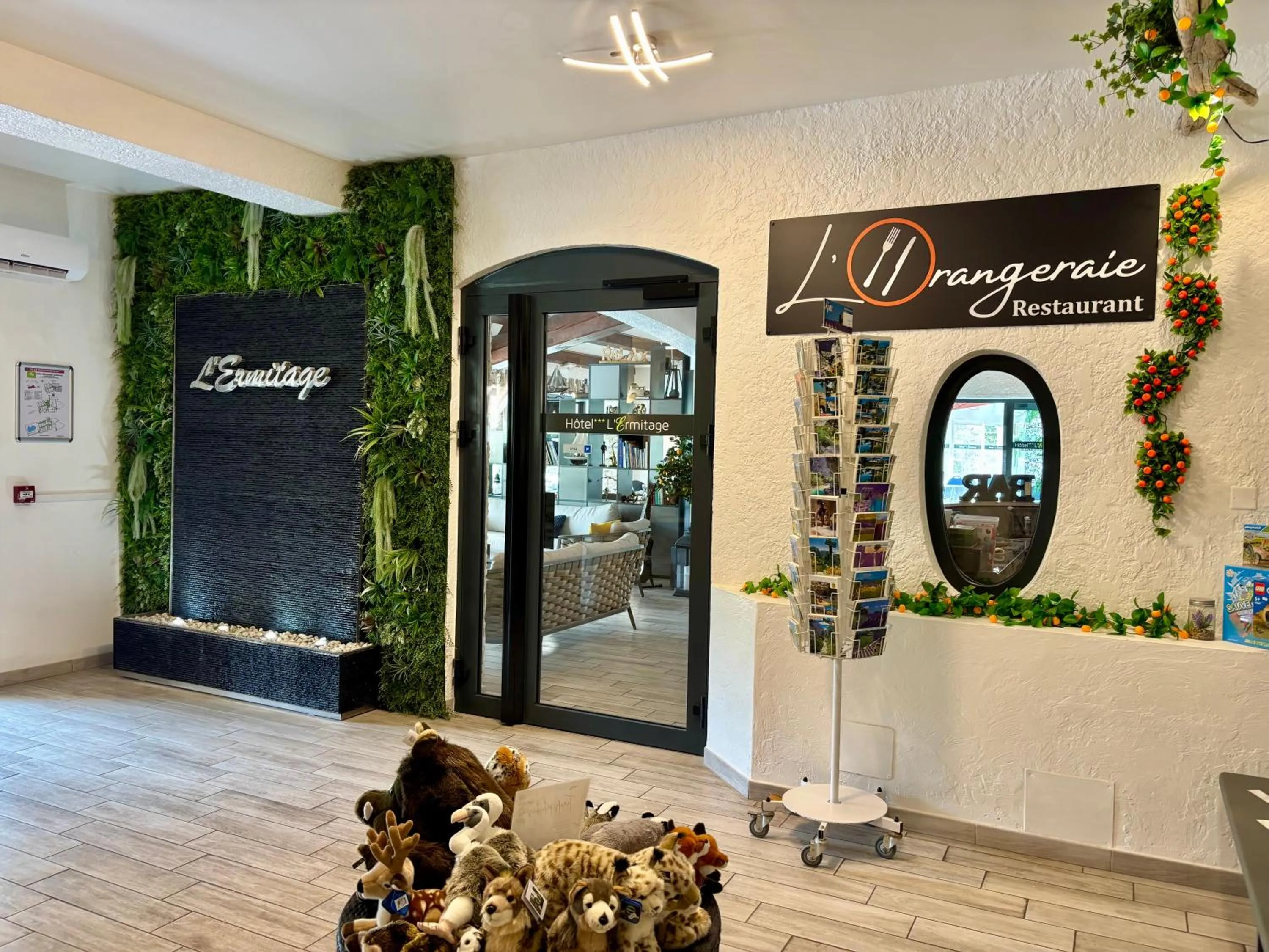 Lobby or reception in Hôtel Spa L'Ermitage