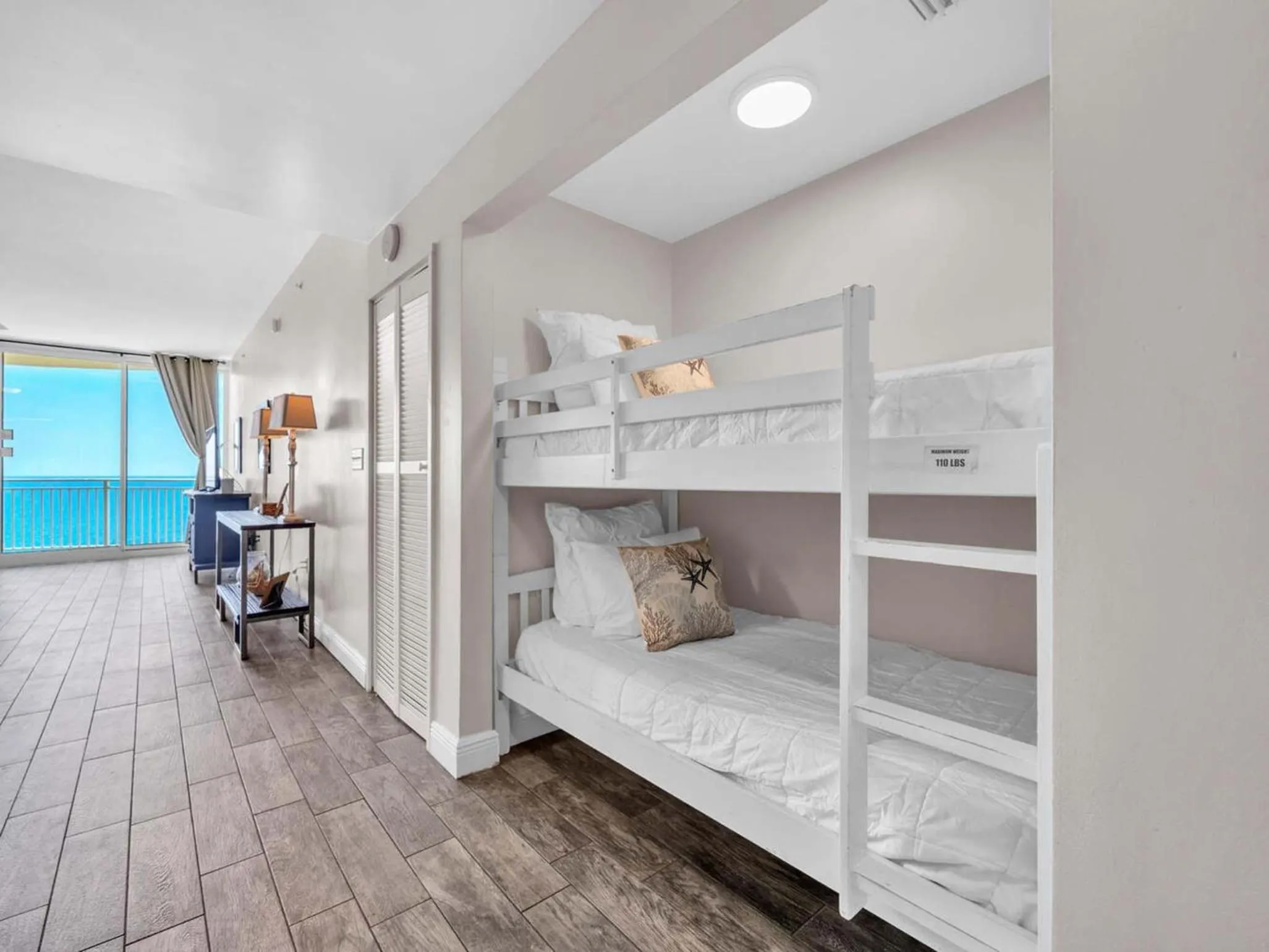 Bed in Aqua Resort 1505