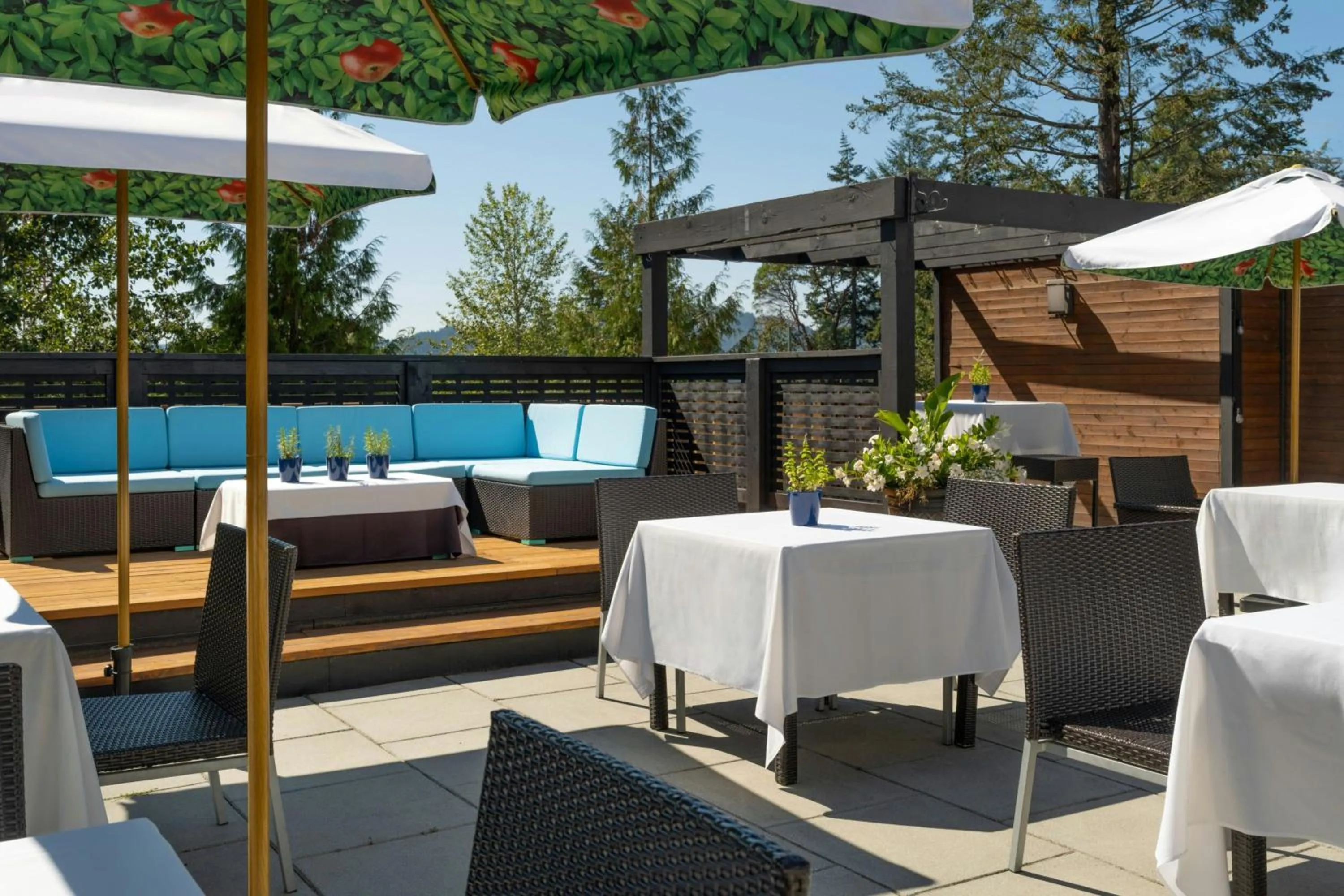 Restaurant/places to eat in Four Points by Sheraton Victoria Gateway