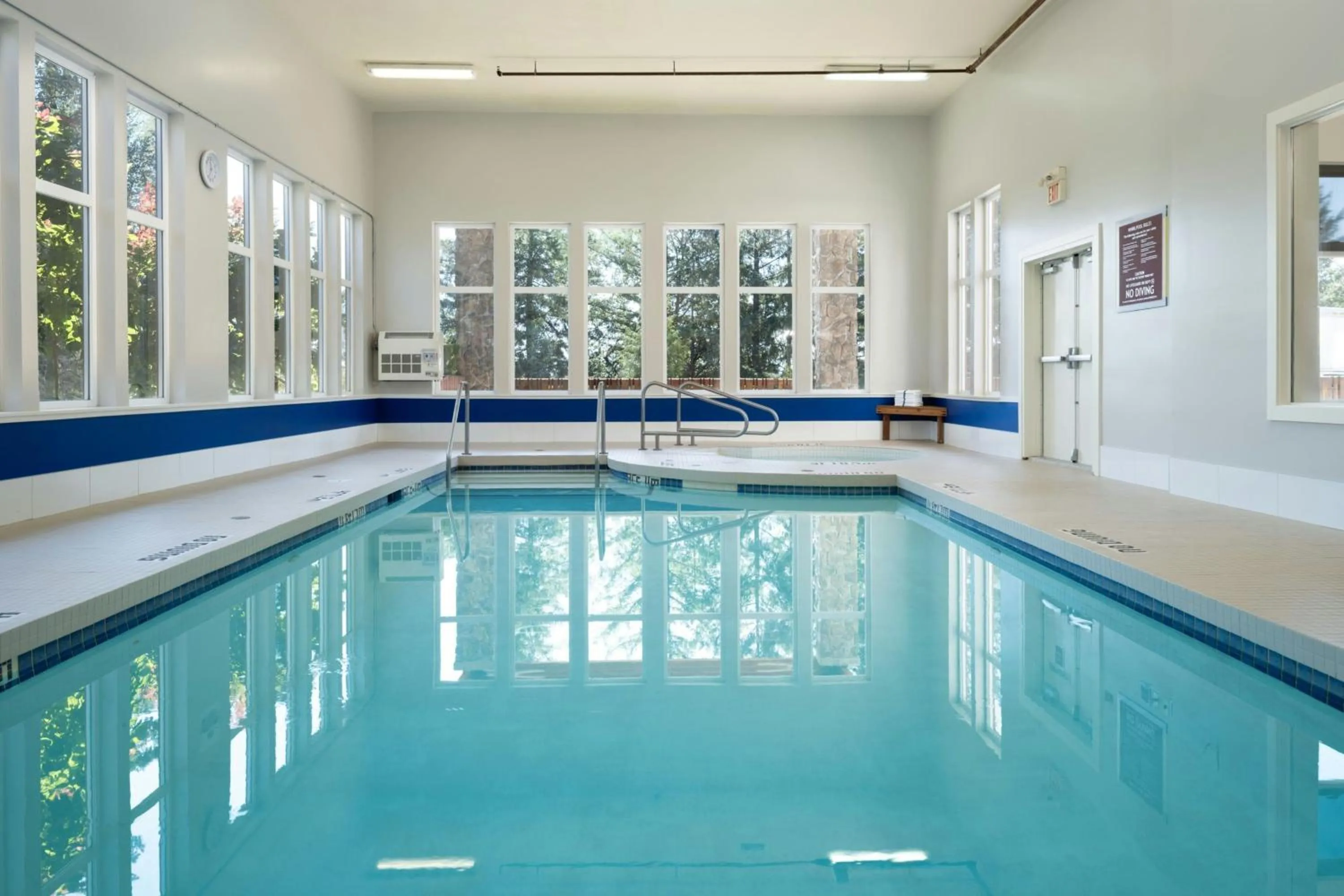 Swimming pool in Four Points by Sheraton Victoria Gateway