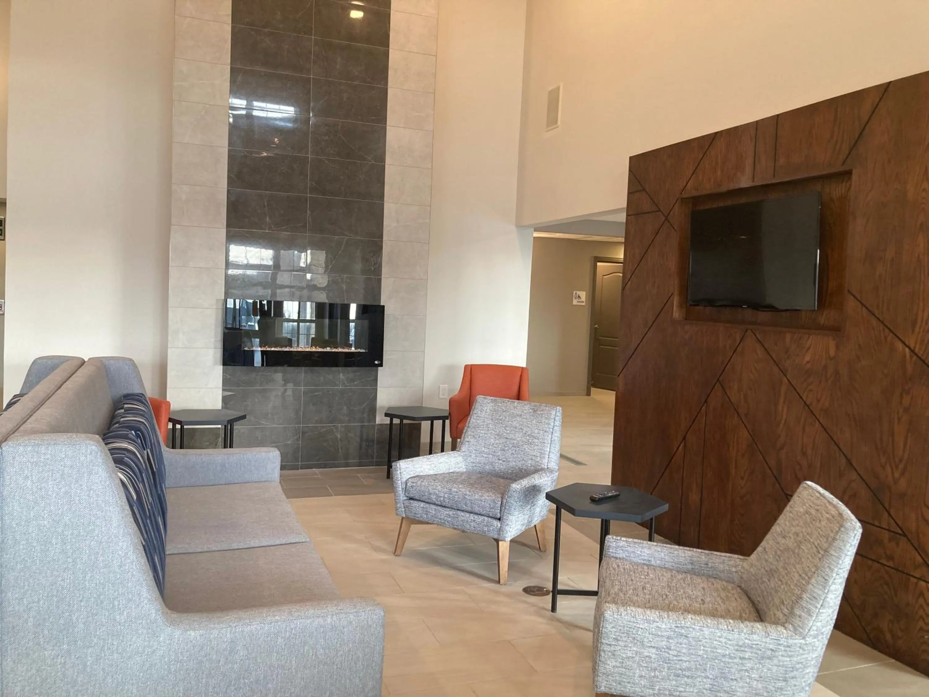 Seating area in Holiday Inn Express & Suites Port Washington by IHG