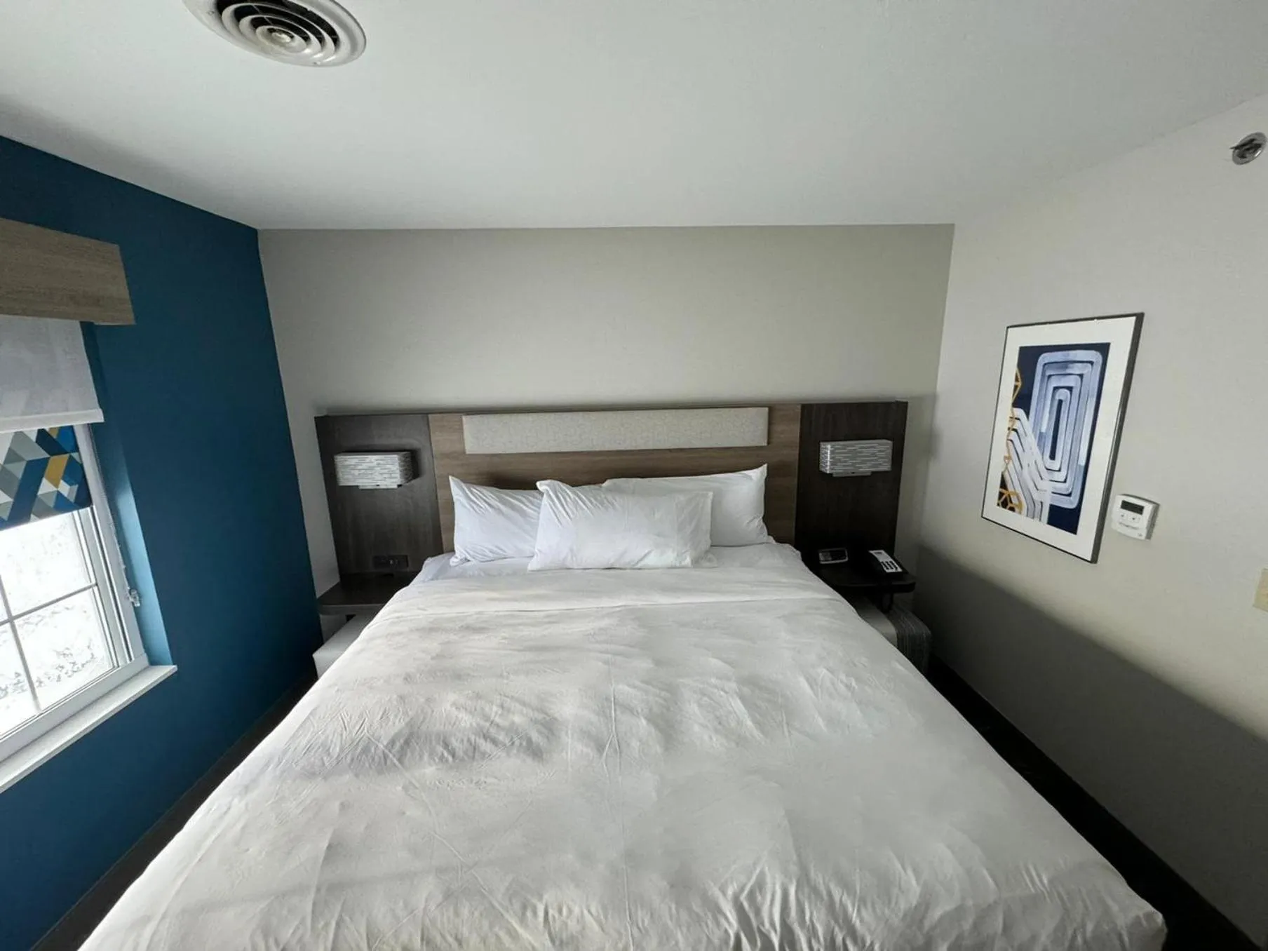 Photo of the whole room, Bed in Holiday Inn Express & Suites Port Washington by IHG