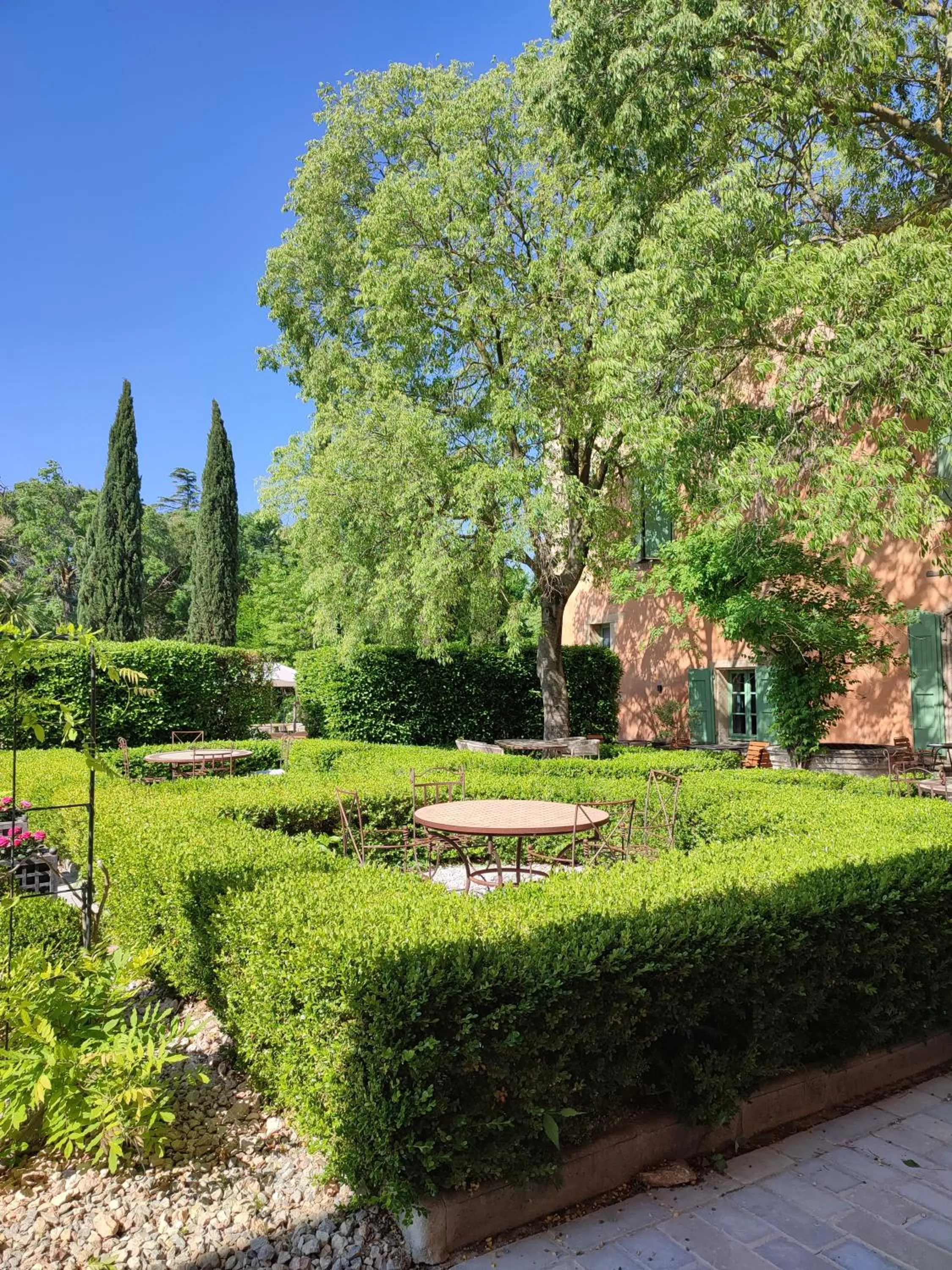 Garden view in Les Chambres du Prieuré